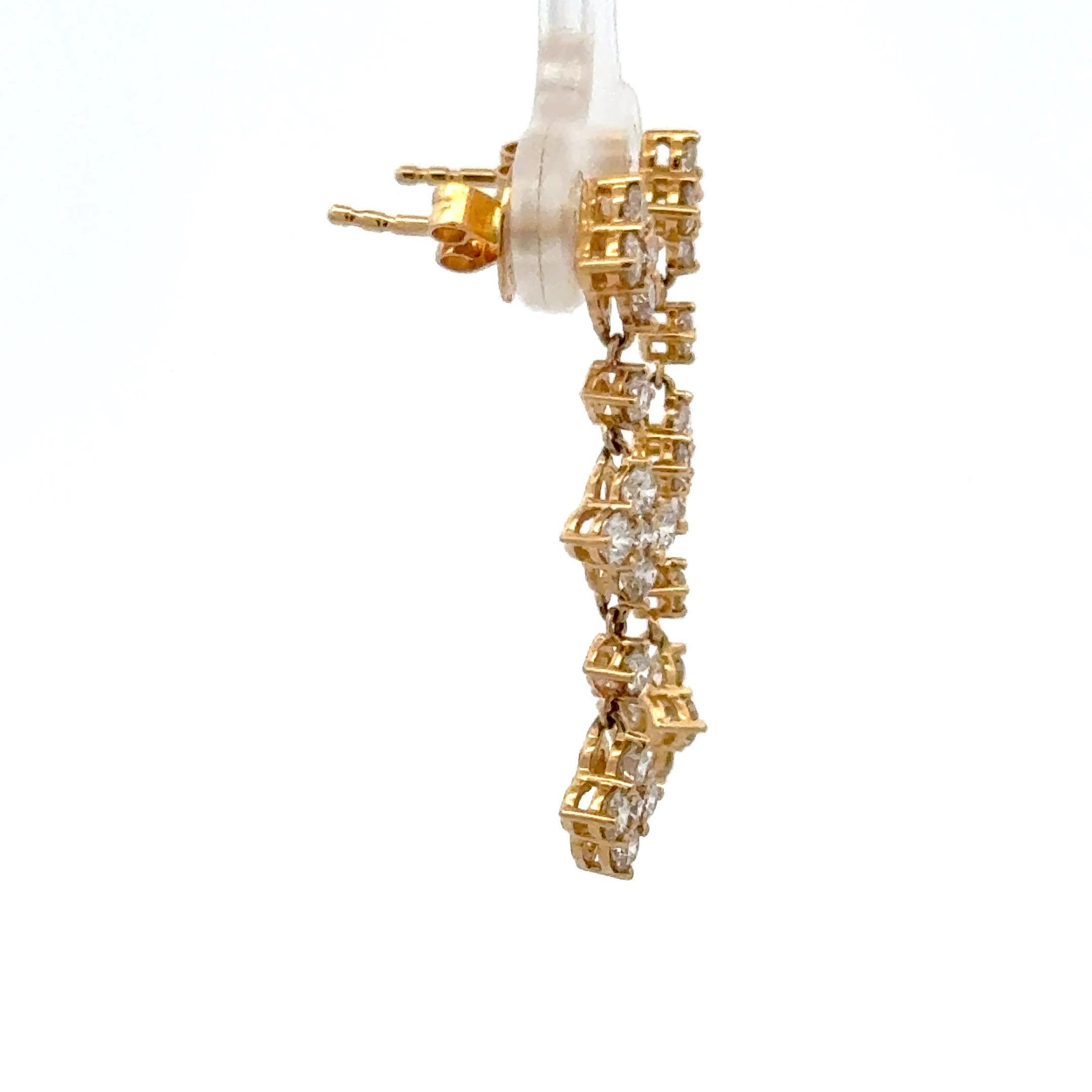 Boucles d'oreilles pendantes en or jaune 14 carats présentant un motif de trèfle en diamant contenant 34 brillants ronds pesant 1,40 carats.
Couleur G
Clarté VS2

D'autres bijoux Clover sont disponibles.
Message pour photos et