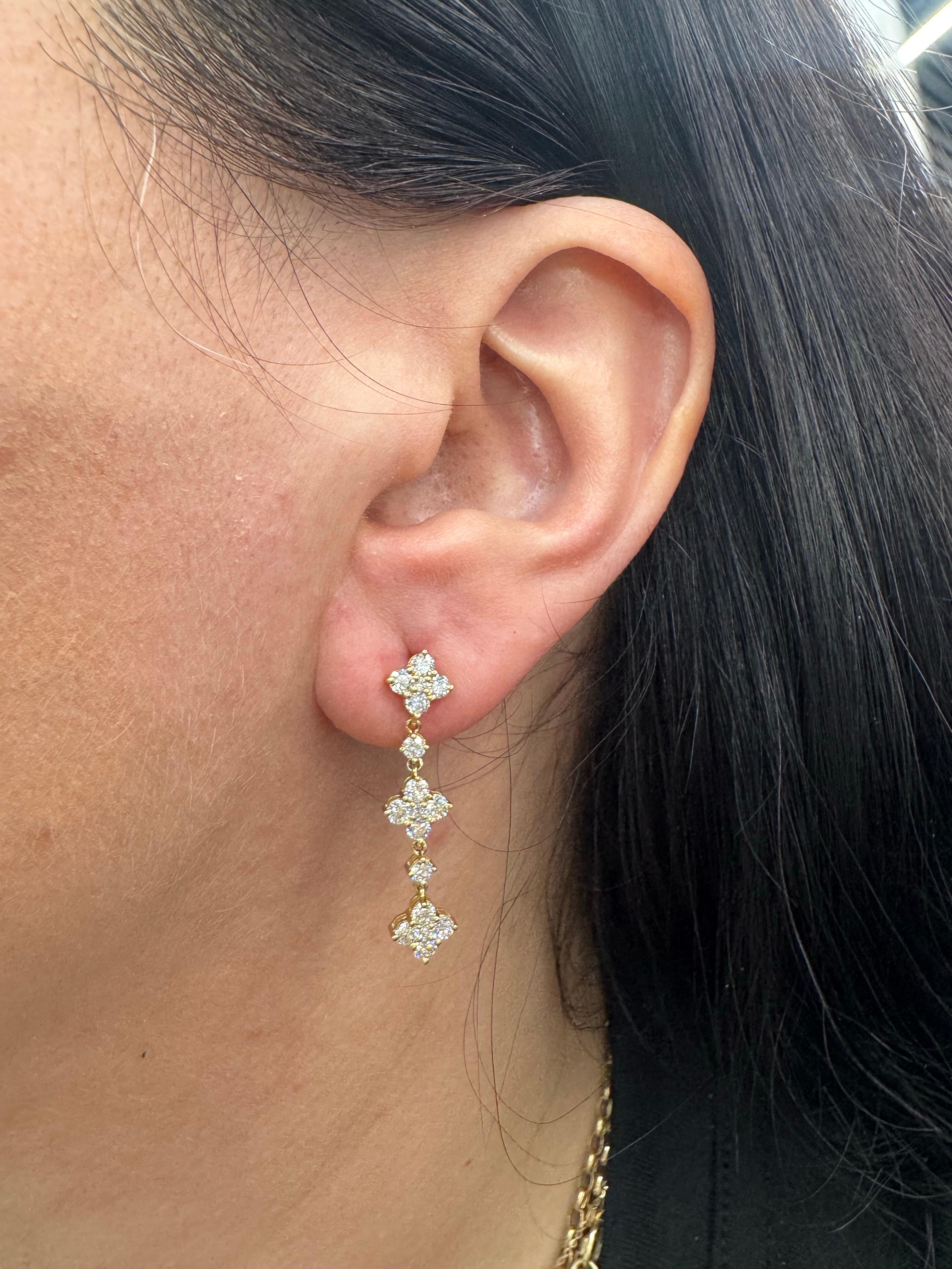 Contemporain Boucles d'oreilles pendantes trèfle en diamant 1.40 carats or jaune 14 carats 2.69 grammes en vente