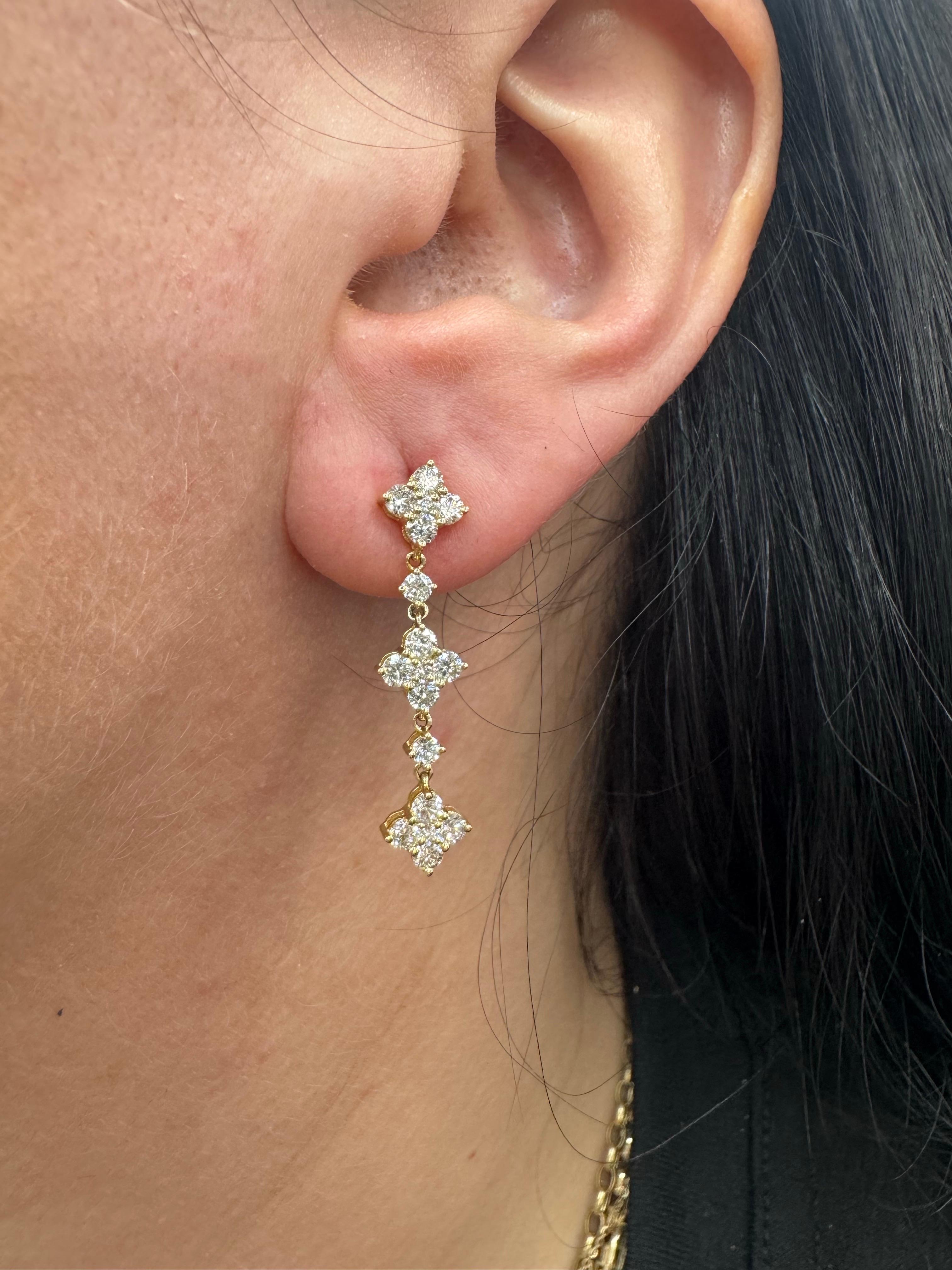 Taille ronde Boucles d'oreilles pendantes trèfle en diamant 1.40 carats or jaune 14 carats 2.69 grammes en vente