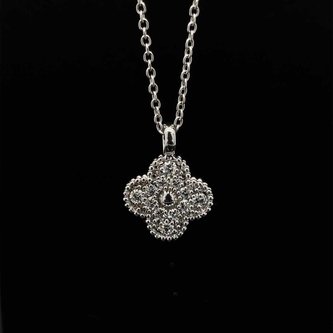Diamant- Kleeblatt-Halskette aus 18 Karat Weißgold mit 0,60 Karat Diamanten im Zustand „Neu“ im Angebot in Beverly Hills, CA