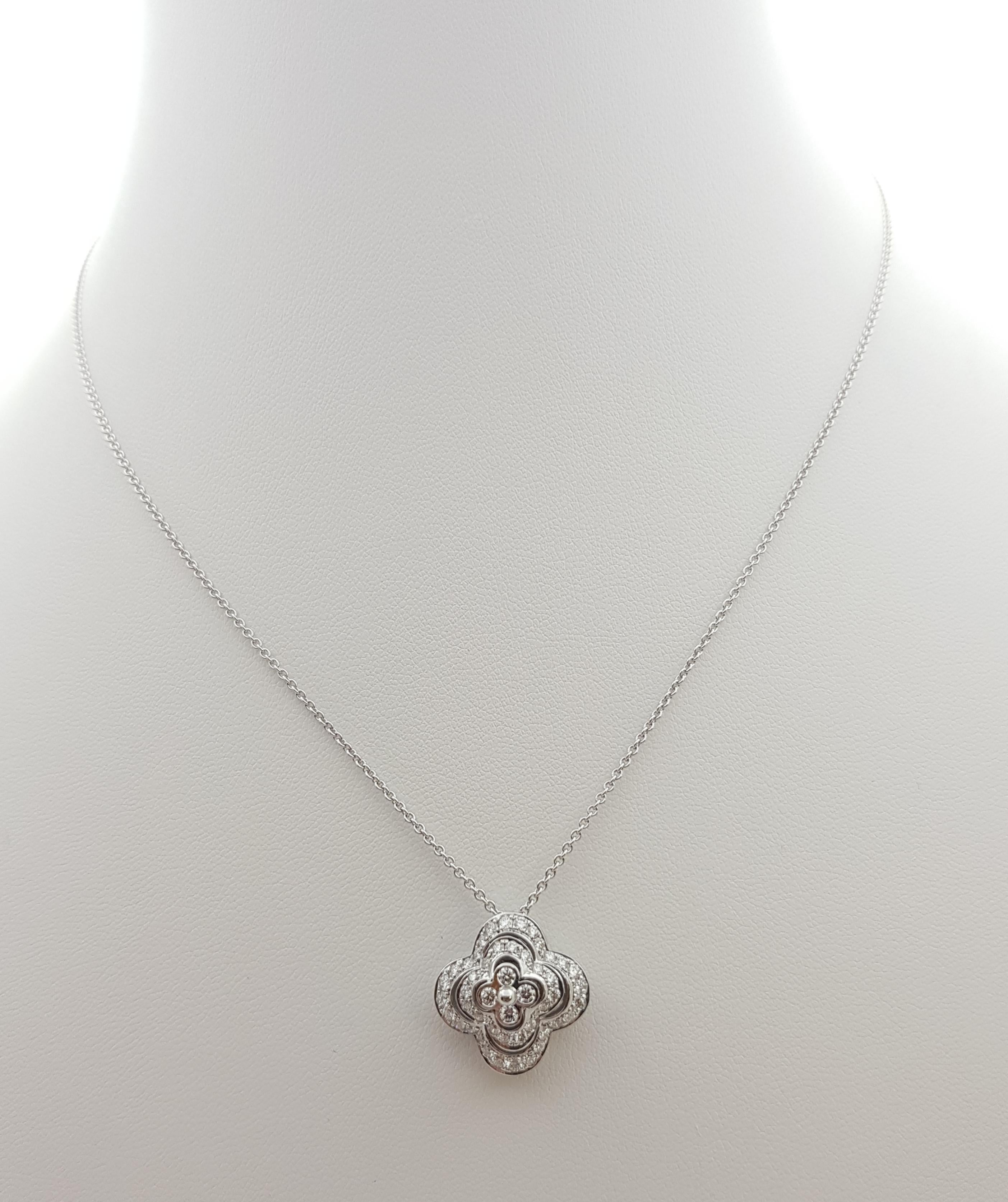Pendentif en or blanc 18 carats serti d'un diamant de 0,71 carat
(chaîne non incluse)

Largeur : 1.7 cm 
Longueur : 1,7  cm
Poids total : 4,63 grammes


