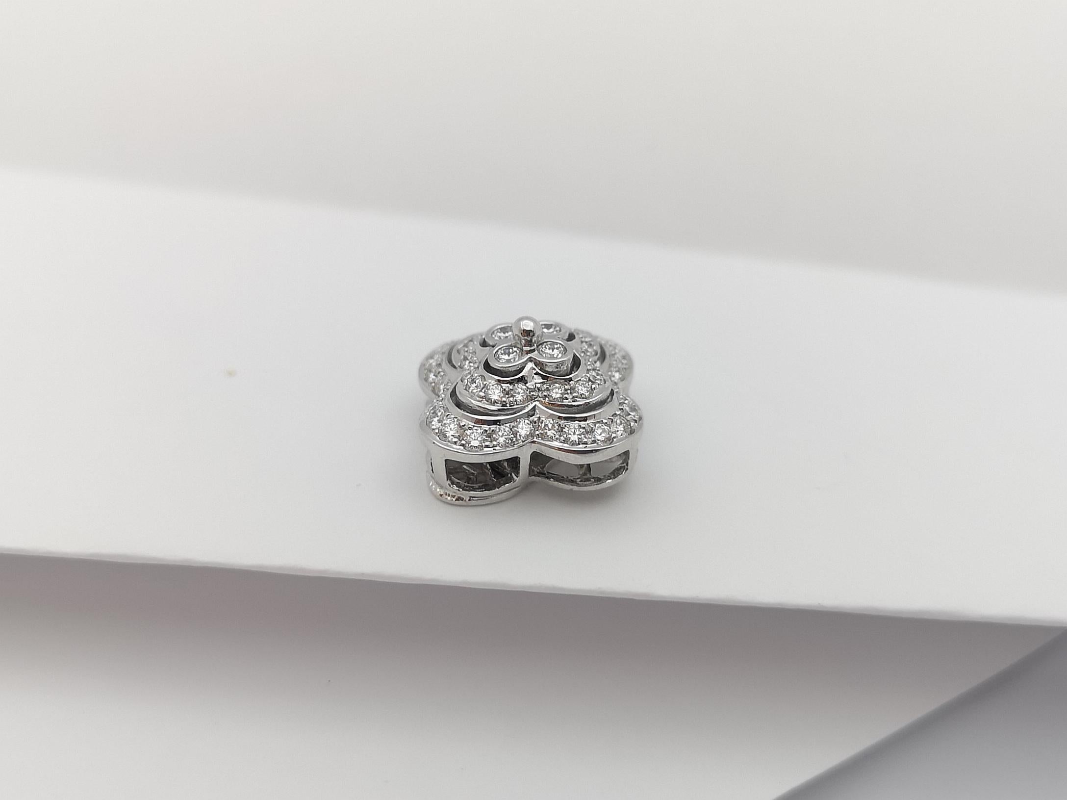 Pendentif trèfle serti de diamants en or blanc 18 carats Neuf - En vente à Bangkok, TH