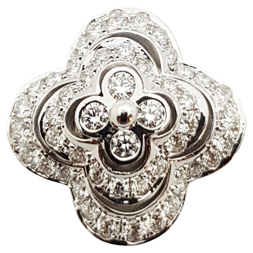 Pendentif trèfle serti de diamants en or blanc 18 carats en vente