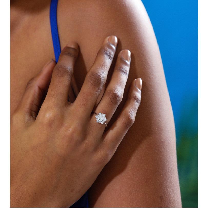 Round Cut Diamond Cluster 0.87ct Engagement Ring For Sale