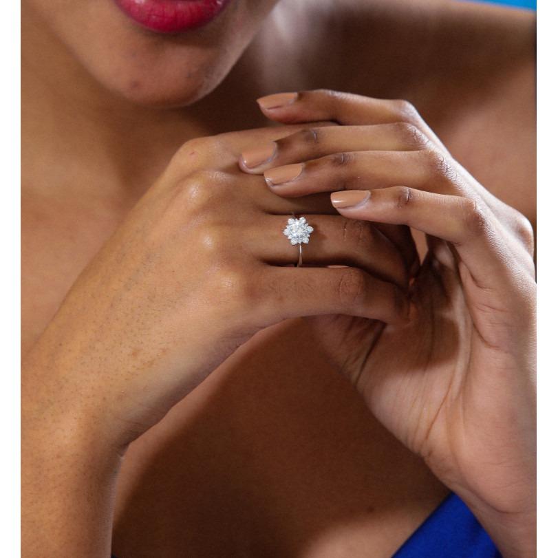 Diamond Cluster 0.87ct Engagement Ring In New Condition For Sale In Fatih, 34