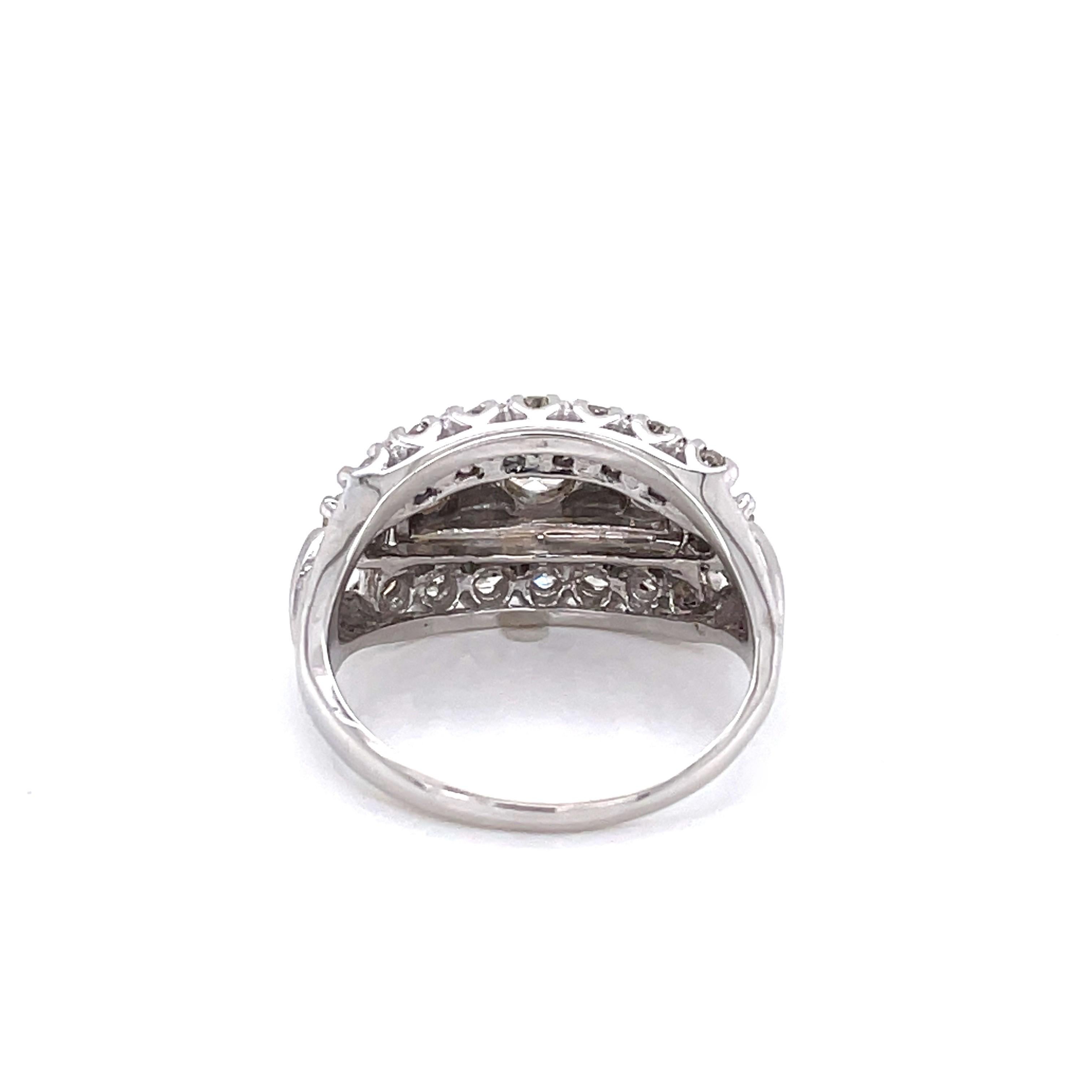 Bague dôme en or blanc 14 carats avec grappe de diamants en grappe Pour femmes en vente