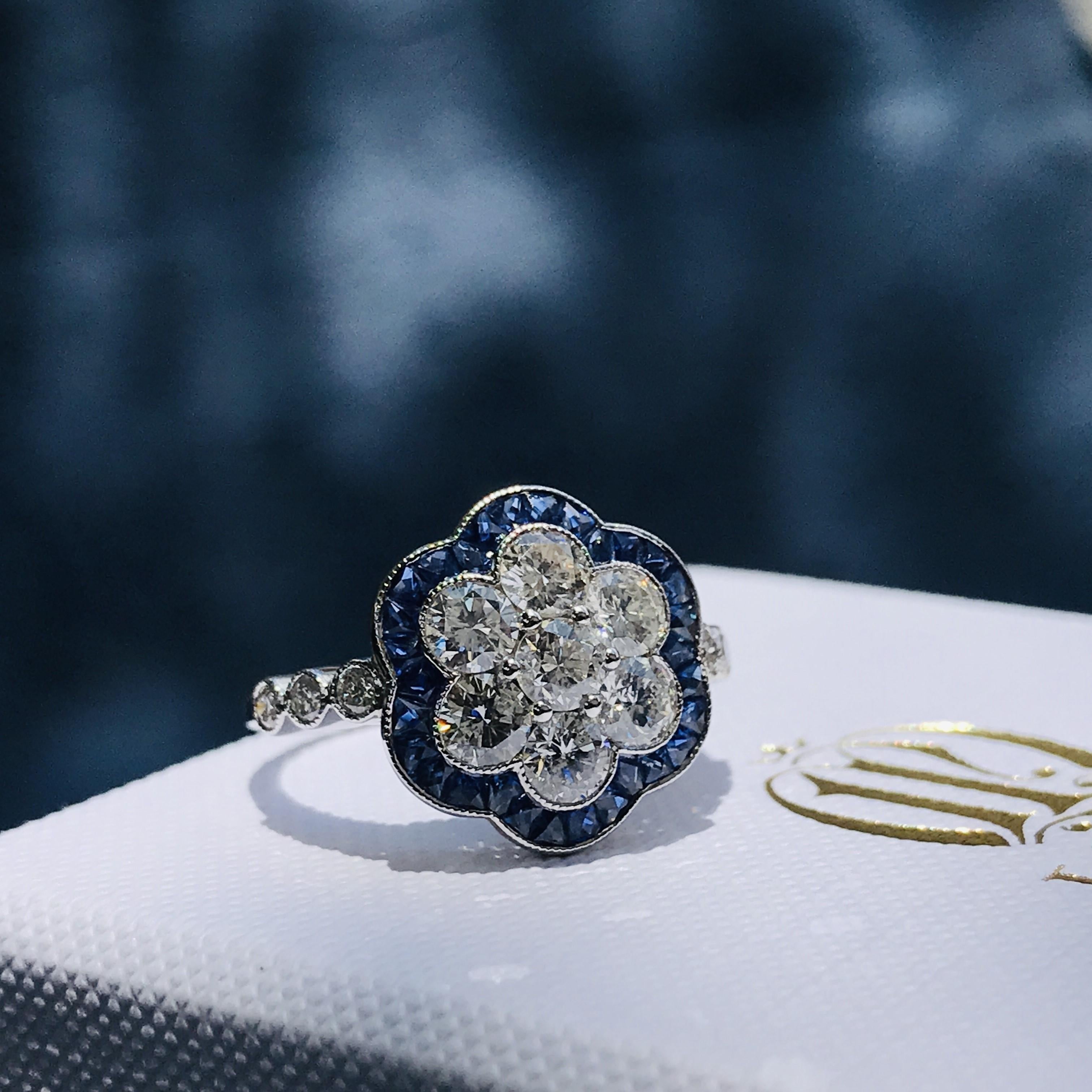 Taglio rotondo Anello in stile Art Deco con diamante e zaffiro blu in oro bianco 18 carati in vendita