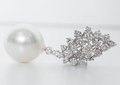 Boucles d'oreilles pendantes avec grappes de diamants et perles