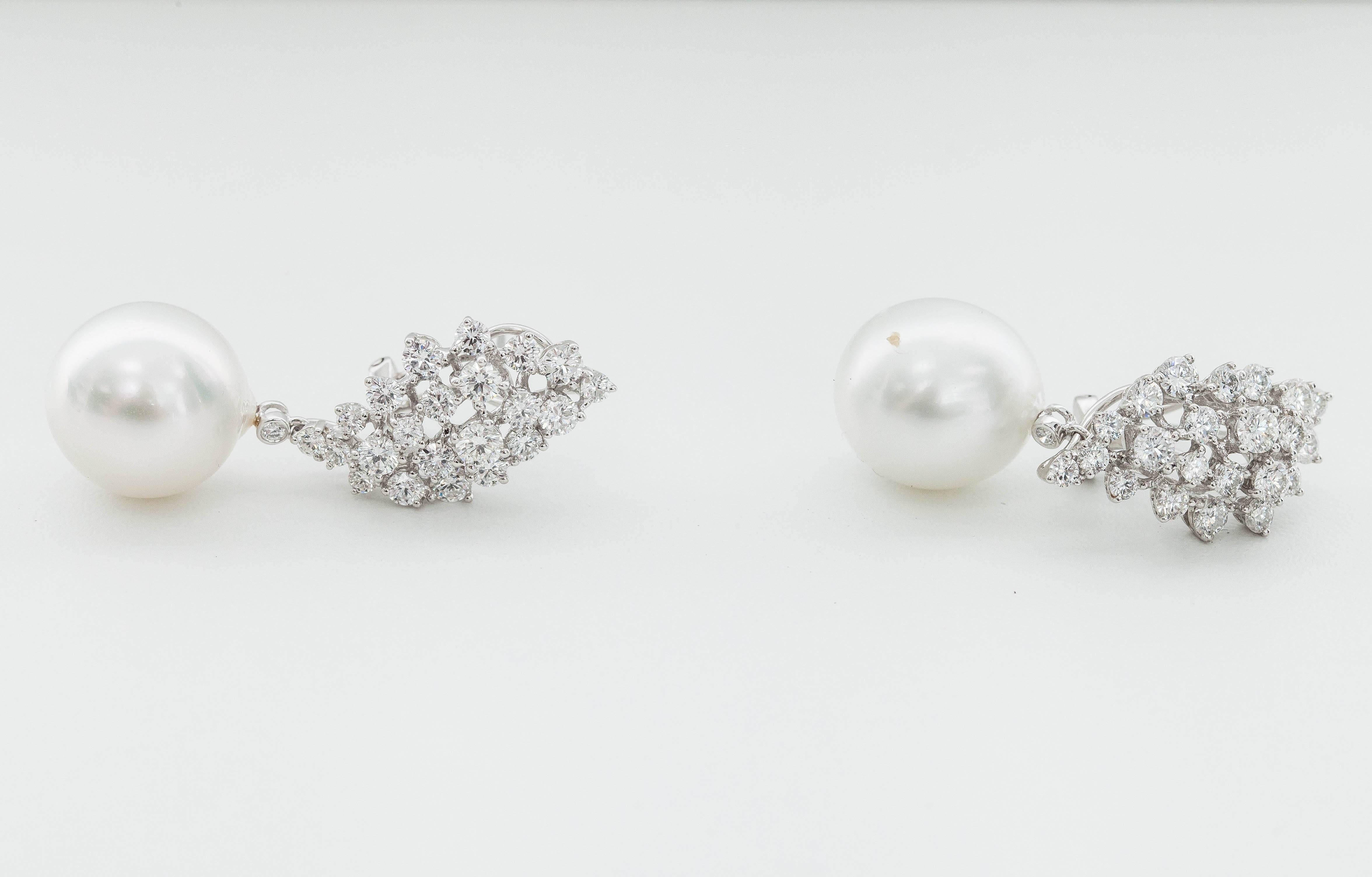 Diamant-Cluster und Perlen-Ohrringe (Zeitgenössisch) im Angebot