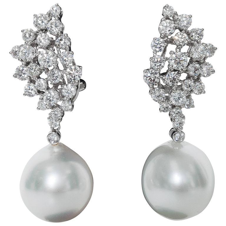 Diamant-Cluster und Perlen-Ohrringe (Rundschliff) im Angebot