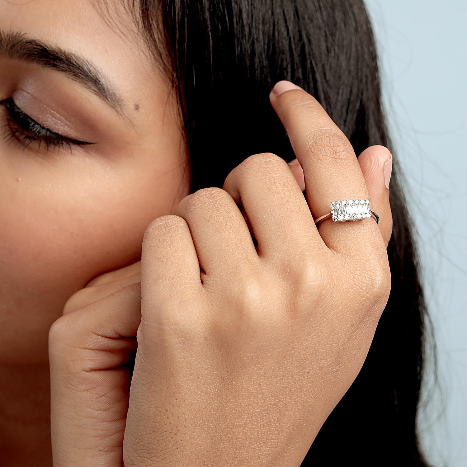 Cette bague raffinée d'Artisan présente une grappe contemporaine de diamants baguettes et ronds totalisant 0,54ct, sertis dans 3,381g d'or blanc 18K. Son motif rectangulaire élégant et son éclat brillant en font un bracelet parfait pour les