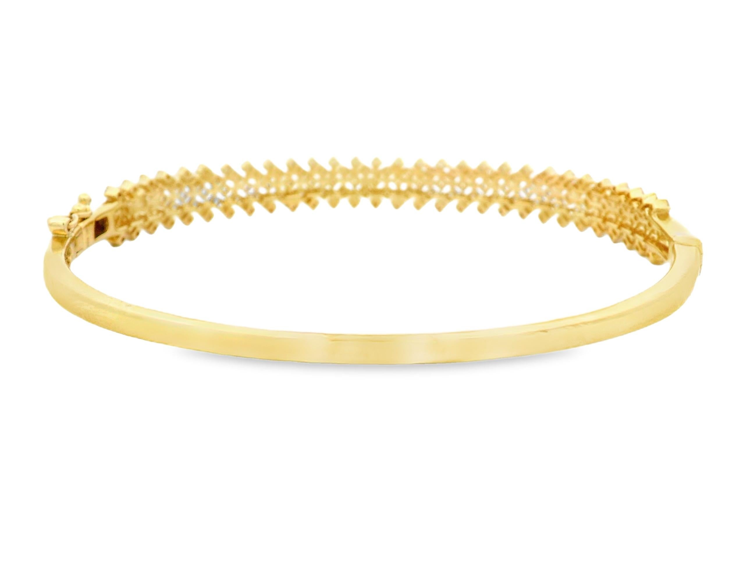 Taille ronde Mined Diamond Cluster Bangle Bracelet in 14K Yellow Gold 1.66 Carats en vente