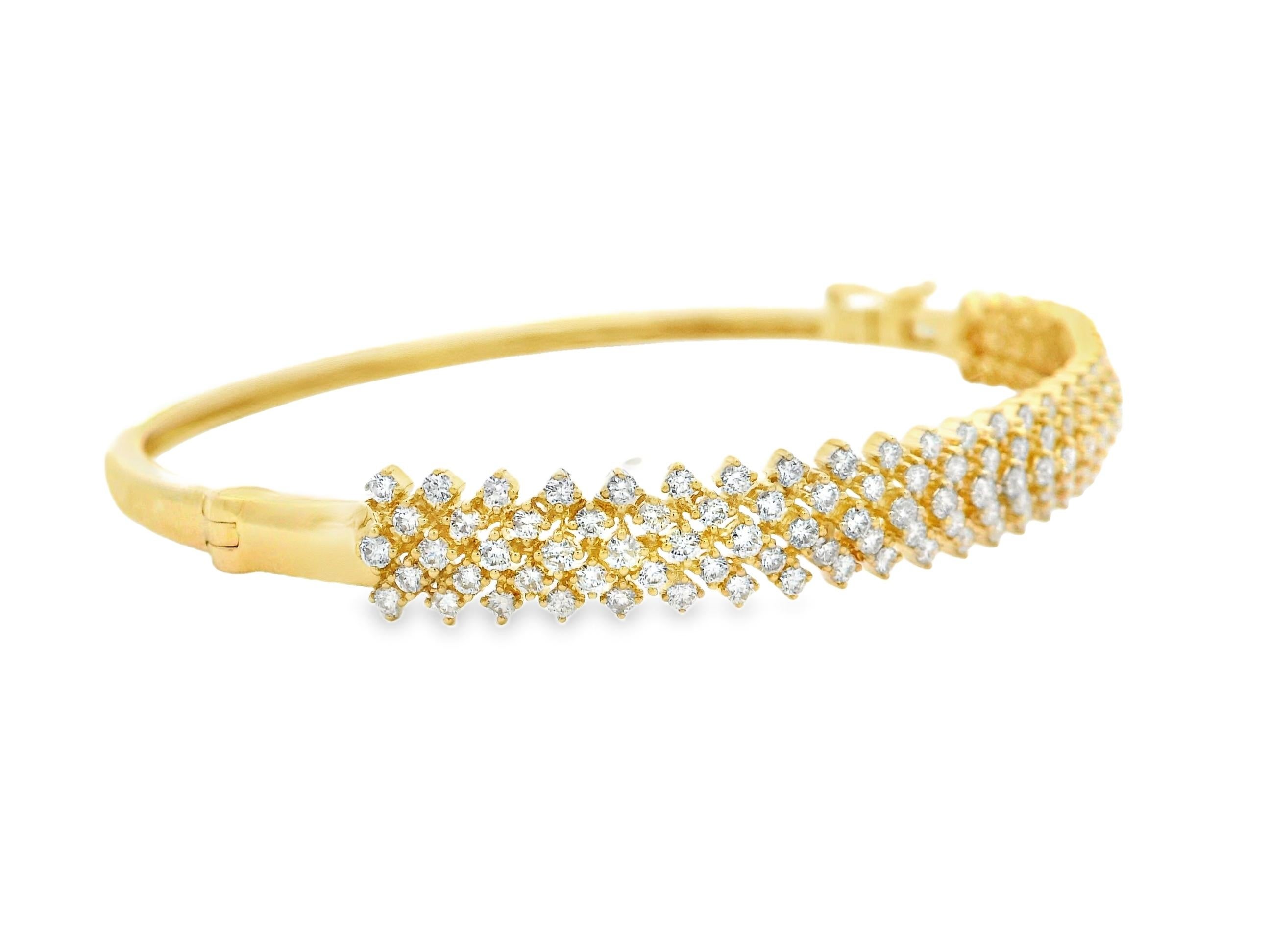 Mined Diamond Cluster Bangle Bracelet in 14K Yellow Gold 1.66 Carats Pour femmes en vente