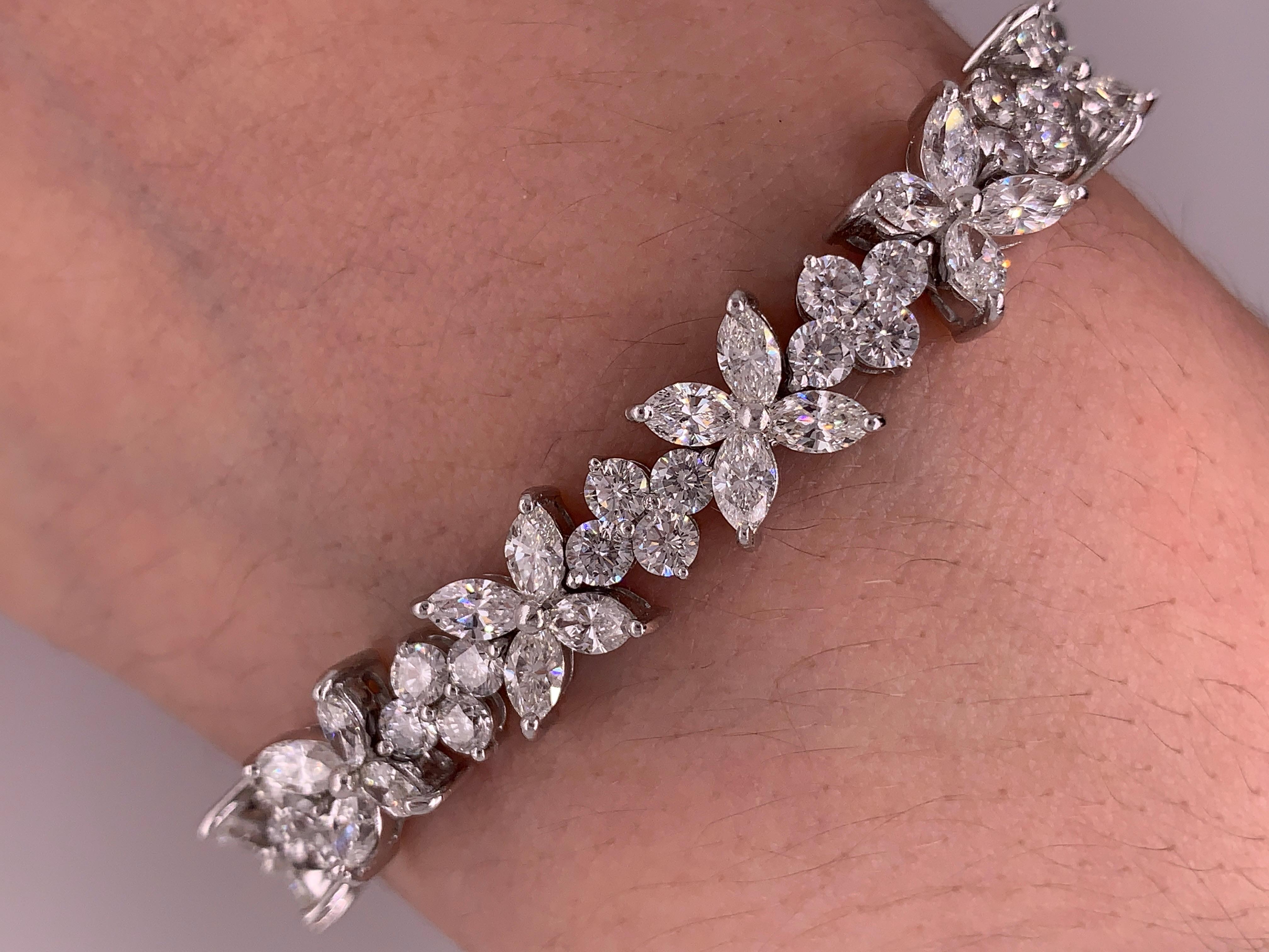 Diamond Cluster Bracelet in White Gold In New Condition For Sale In New York, NY