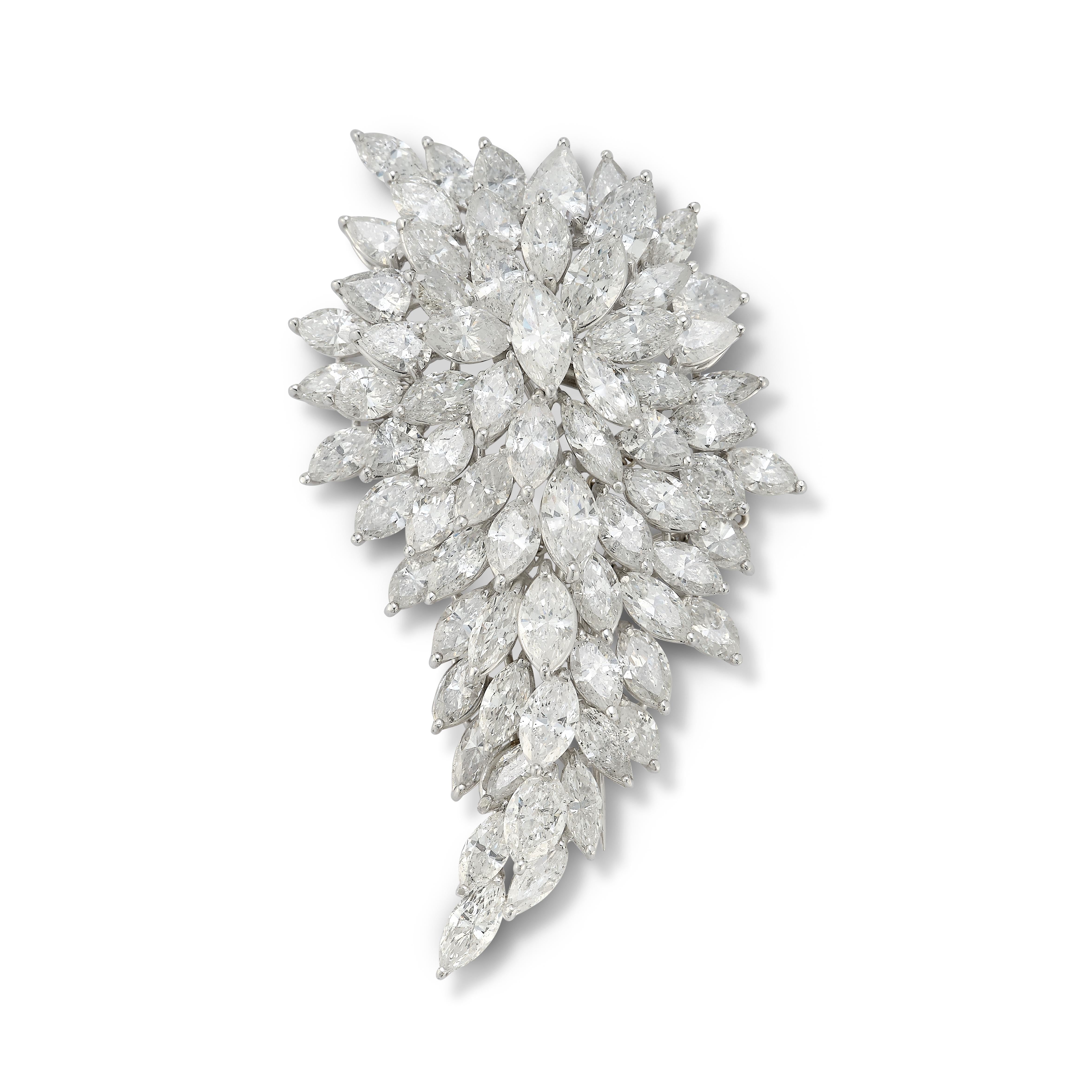 Broche en forme de grappe de diamants

Une grappe de diamants fins de forme marquise et poire sertie en platine

Poids total approximatif des diamants : 26,48 ct

Fabriqué par Van Clief

