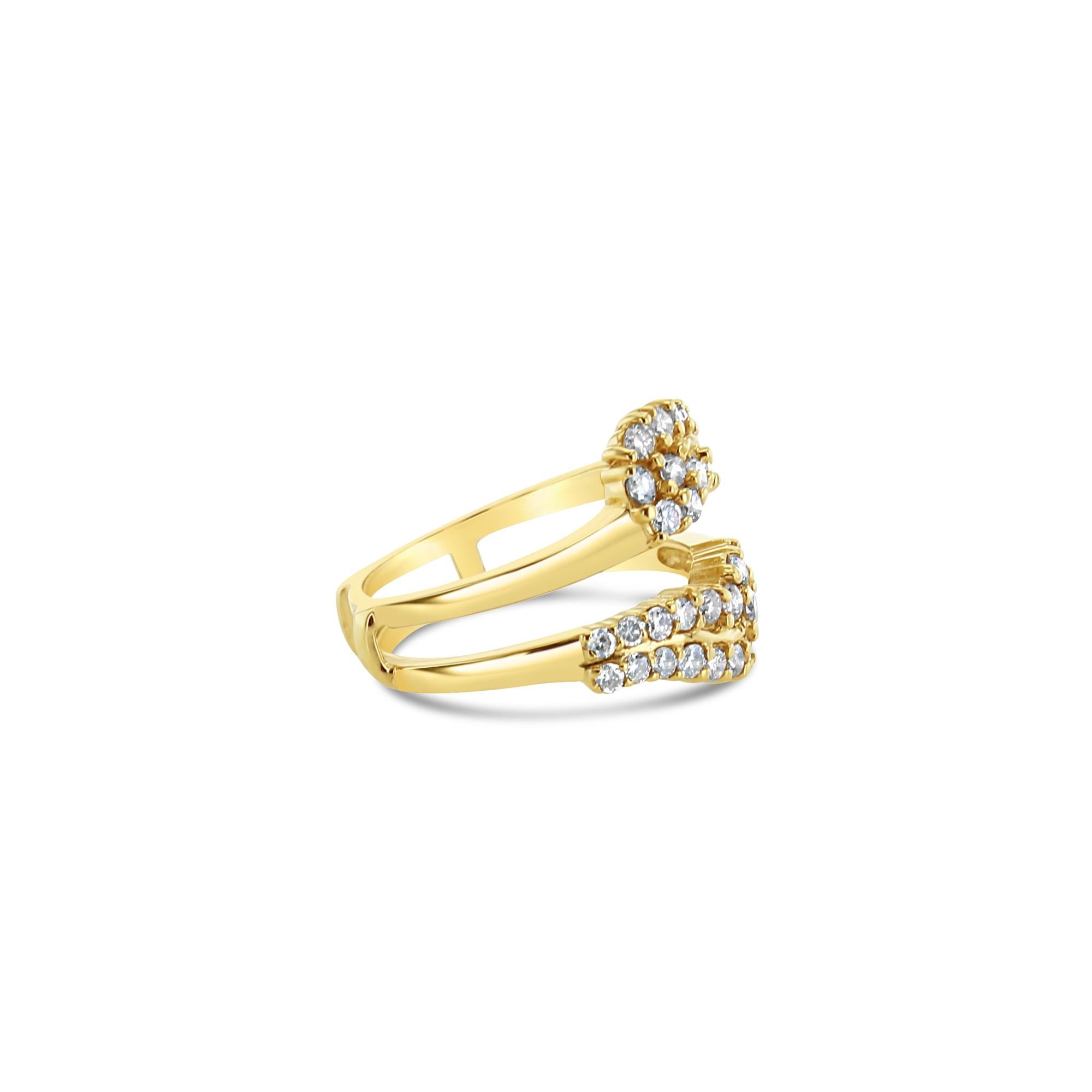 Taglio rotondo Anello con diamante a grappolo Bypass Guardia in oro giallo 14k in vendita