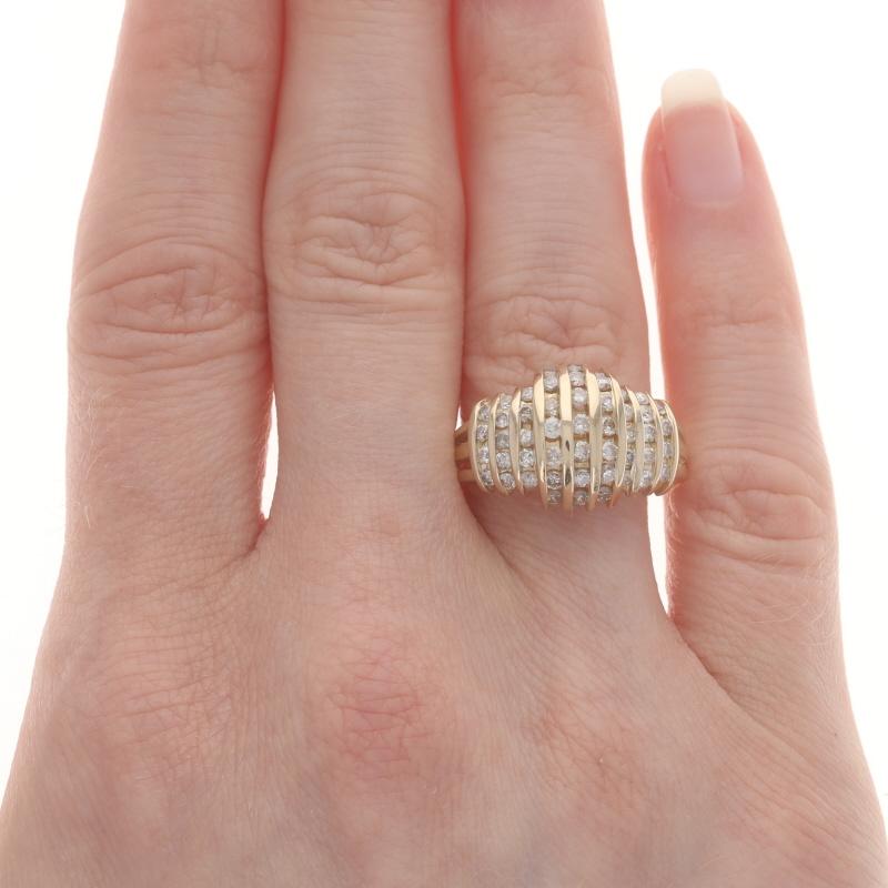 Taglio rotondo Anello cocktail con cluster di diamanti - 14k Round Brilliante 1.00ctw Channel Set in vendita