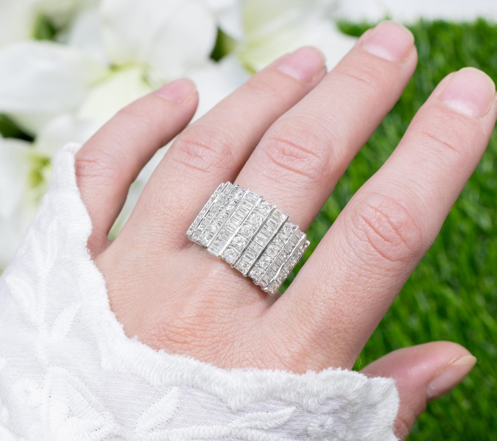 Il est accompagné d'une évaluation gemmologique par la GIA (GG/AJP).
Toutes les pierres précieuses sont naturelles
Diamants = 3,00 carats
Métal : Or blanc 14K
Taille de la bague : 7 US*
*Il peut être redimensionné en fonction des besoins.