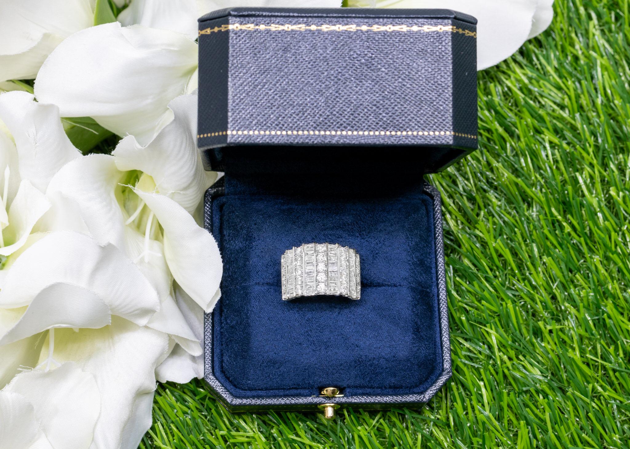 Taglio misto Anello Cocktail con Cluster di Diamanti Baguette e Rotondi da 3 Carati in Oro Bianco 14K in vendita
