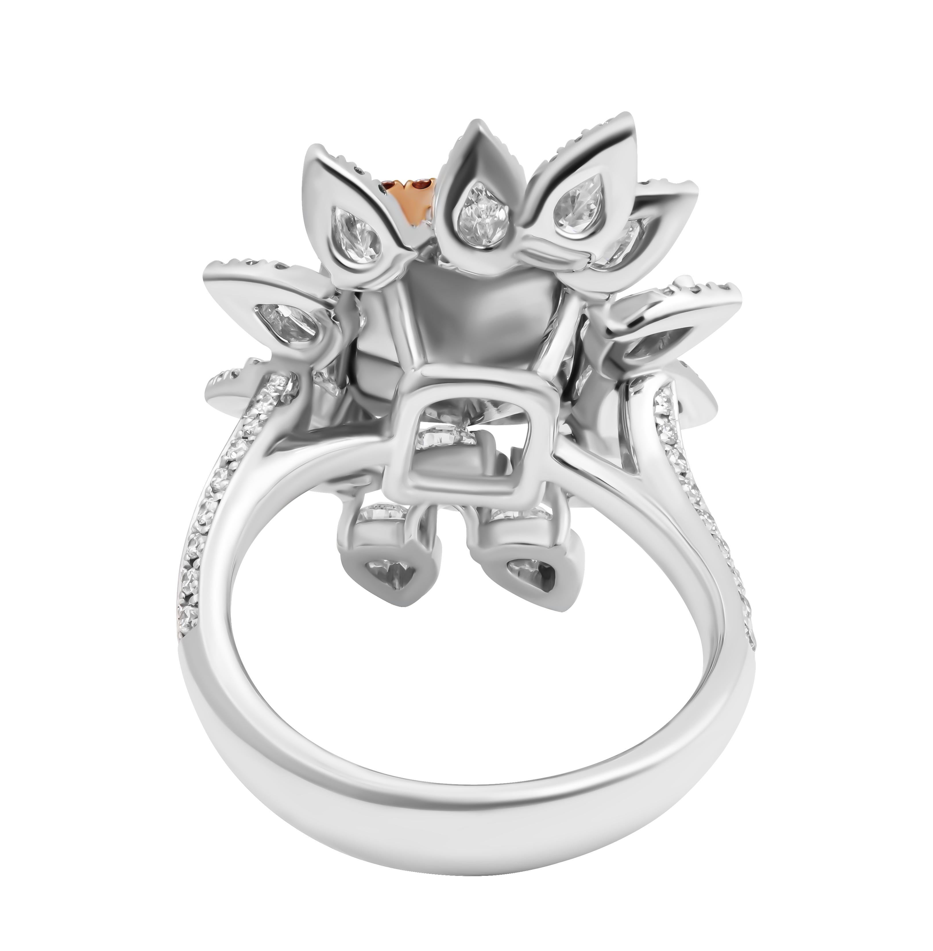 Anello da cocktail in oro bianco e rosa 18 carati
Con certificazione GIA  3,51ct Cuscino giallo bruno-verdastro VS1 GIA#5376889442

Piccoli diamanti rotondi - 101 pietre per un totale di 0,39 carati 
Diamanti a forma di pera - 13 pietre per un