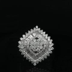 Anello Cocktail con Cluster di Diamanti Baguette e Rotondi in oro bianco 18K