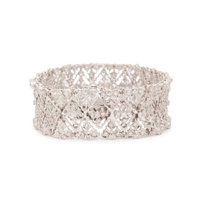 This beautiful bracelet containing numerous round brilliant cut diamonds, weighing approximately 4.70 carats total, all meticulously mounted in white gold.

Stamped: 750.