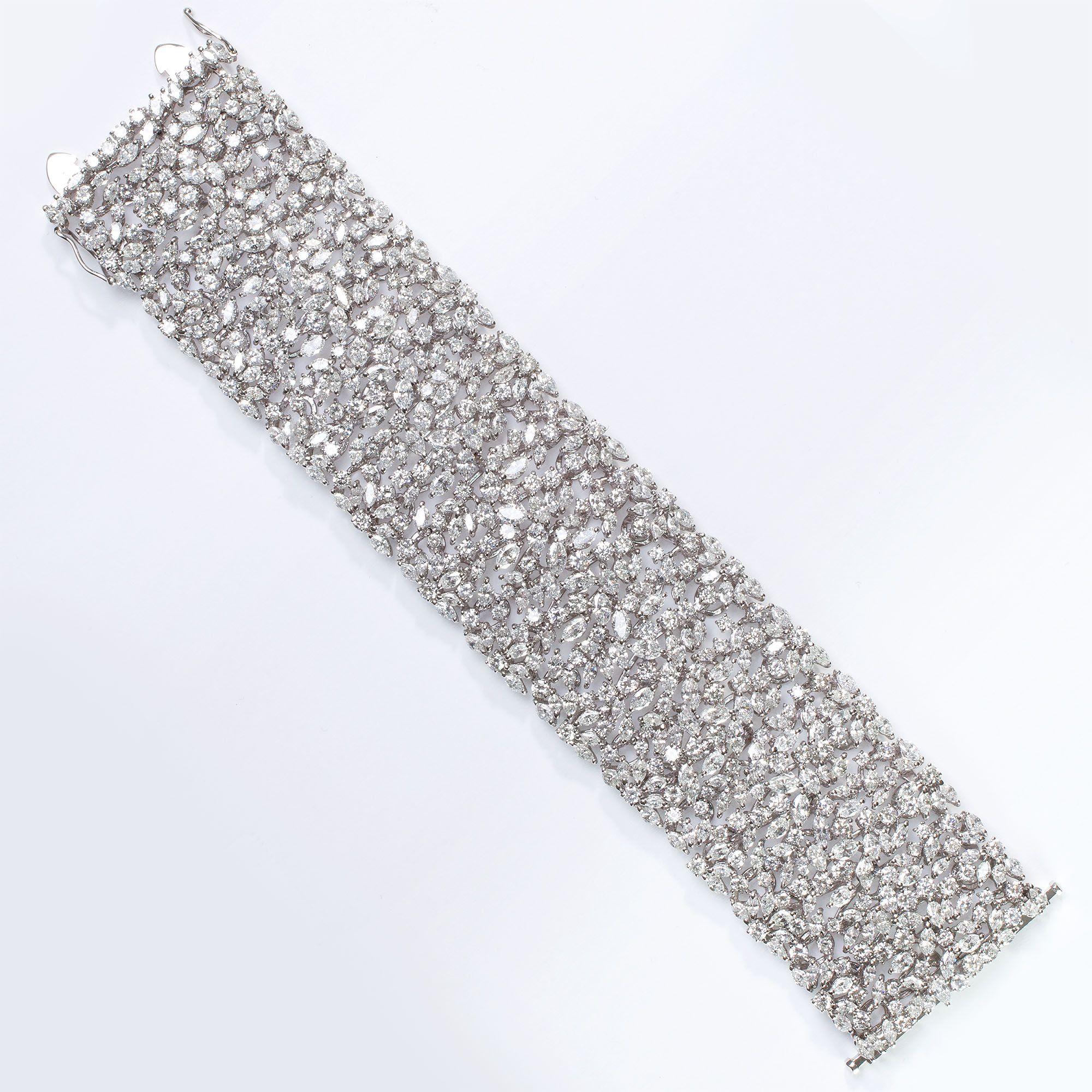 Questo affascinante bracciale con cluster di diamanti presenta un intricato mix di diamanti taglio Marquise e Round Brilliant VS-SI1. I diamanti quasi incolori sono incastonati in oro 18 carati lavorato a mano, 
I bellissimi diamanti pesano circa 70