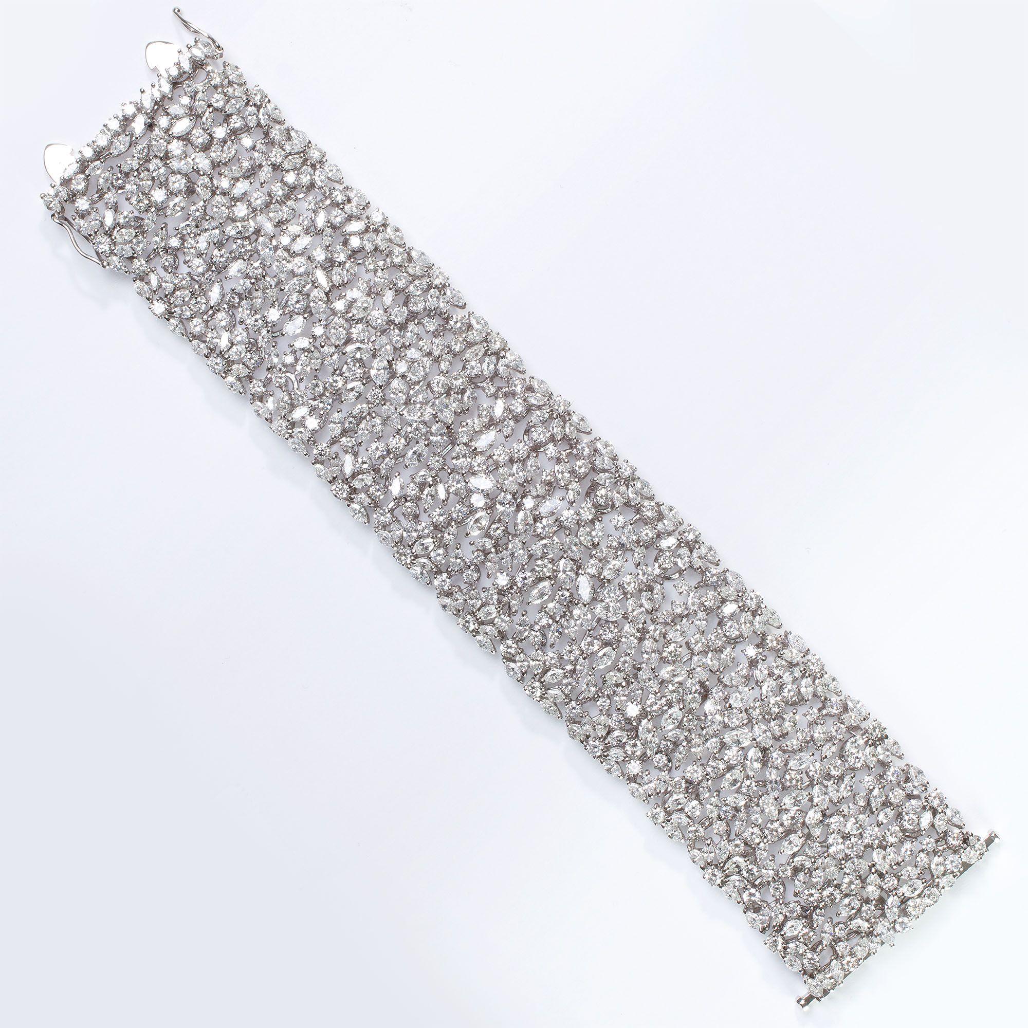 Dieses glamouröse Diamant-Cluster-Armband zeichnet sich durch eine raffinierte Mischung aus Diamanten im Marquise- und Rundbrillantschliff VS-SI1 aus. Die nahezu farblosen Diamanten sind in handgearbeitetes 18-karätiges Gold gefasst, 
Die schönen