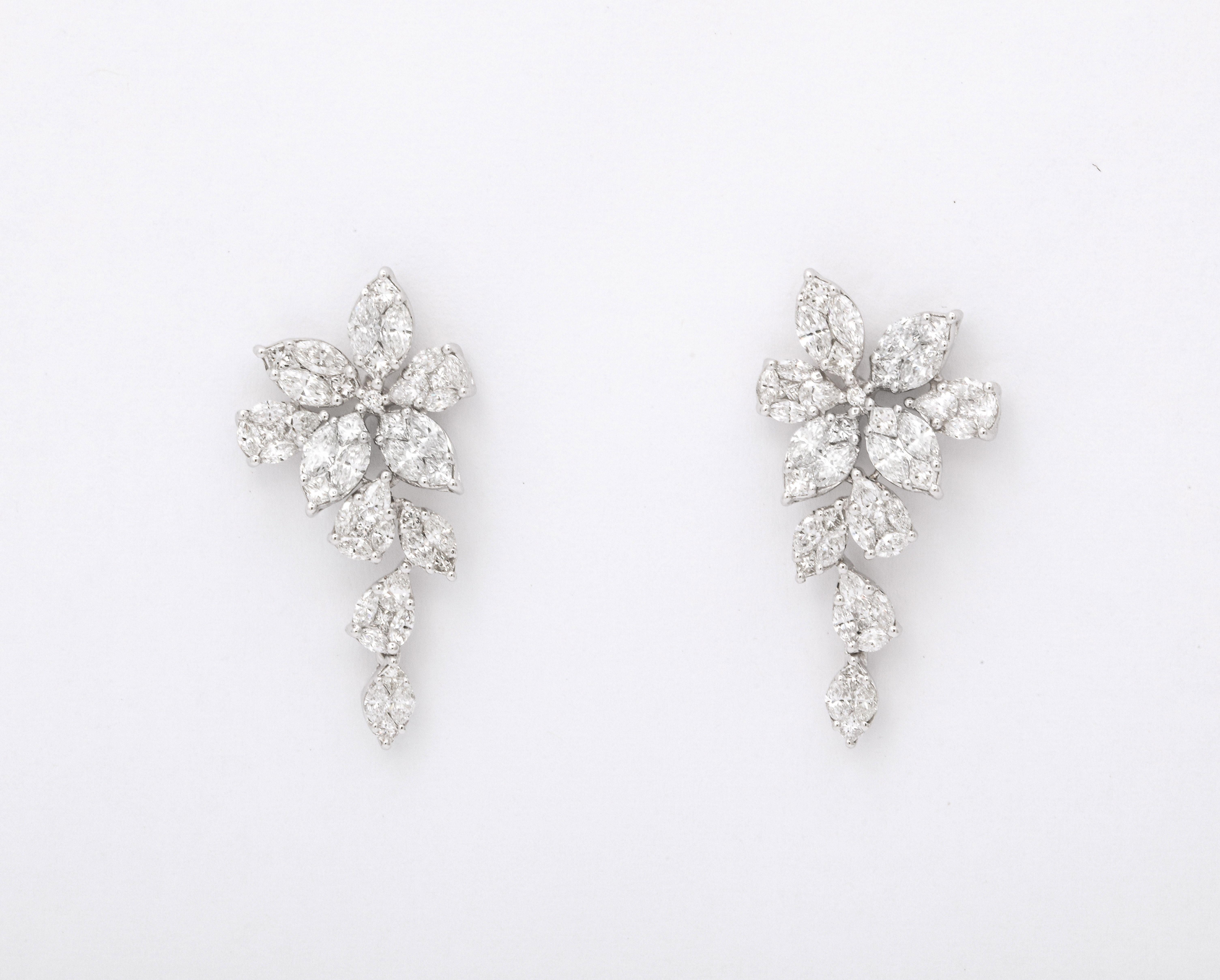 Diamond Cluster Dangle Drop Earring In New Condition For Sale In New York, NY