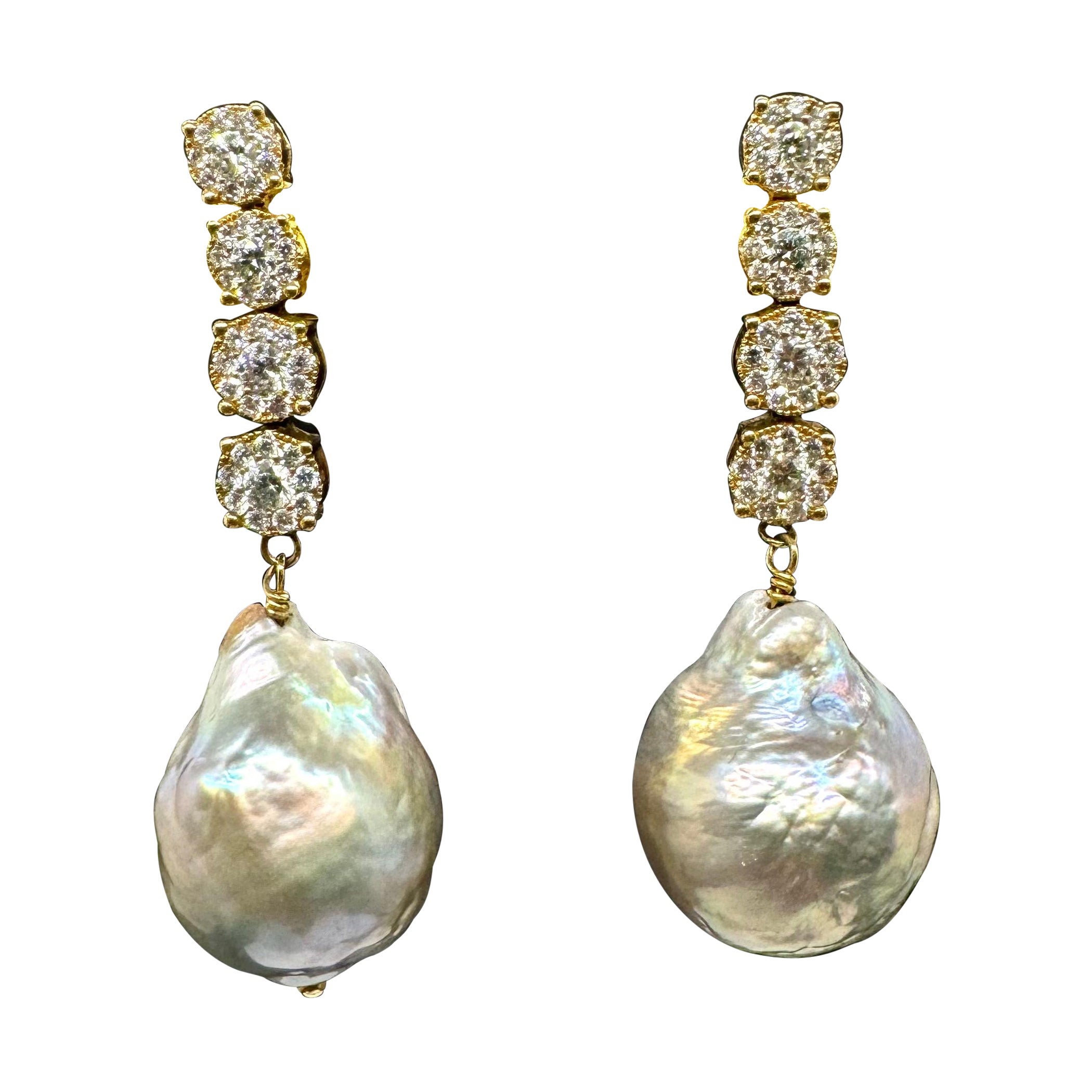 8 diamantes redondos de 0,44 TC

72 diamantes redondos de 0,48 TC

peso total del diamante : 0.92ct

GHSI1 (diamantes naturales)

Oro de 18 quilates

Perlas barrocas grises 