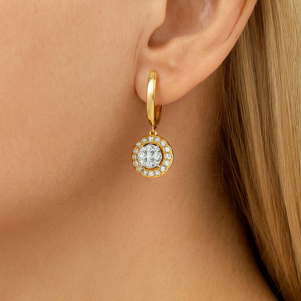 Estos pendientes colgantes de diamantes ofrecen una elegancia clásica con un toque de encanto vintage. Fabricados en oro amarillo de 14 quilates, cada pendiente presenta una gota redonda engastada con un brillante racimo de 50 diamantes redondos que
