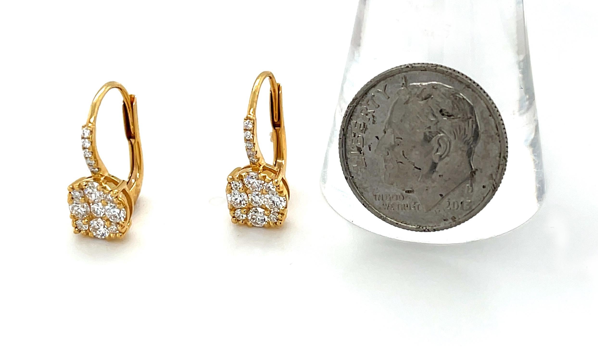 Boucles d'oreilles pendantes en or jaune 18k avec pendentifs à levier et grappes de diamants Pour femmes en vente