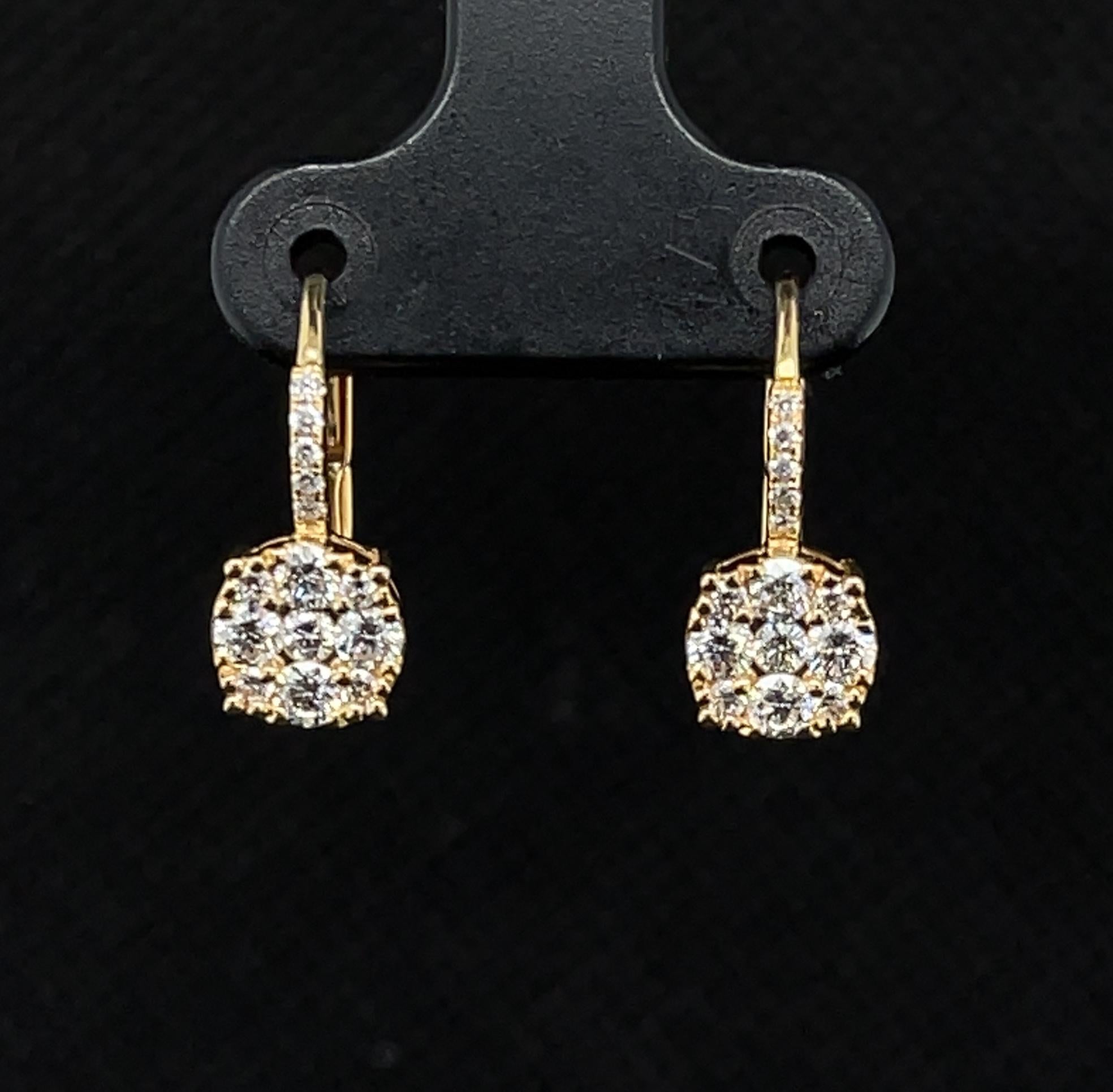 Boucles d'oreilles pendantes en or jaune 18k avec pendentifs à levier et grappes de diamants en vente 3
