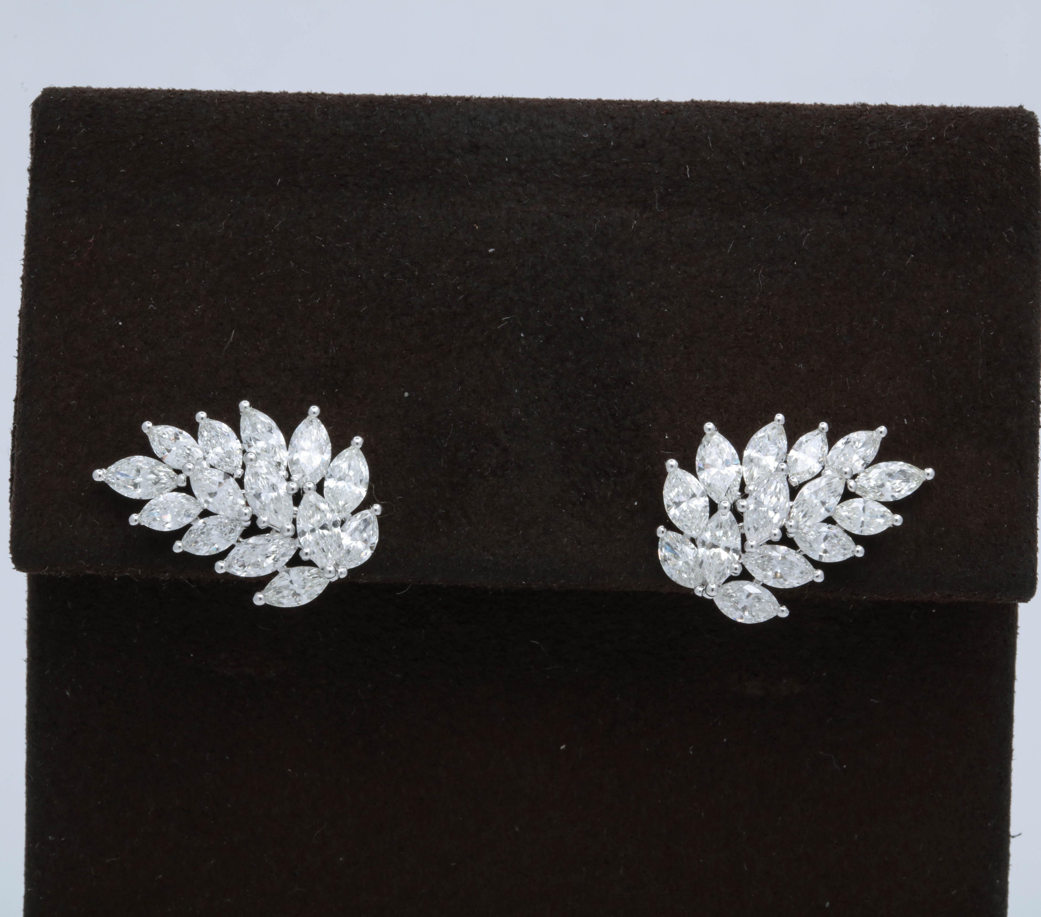 
Ein vielseitiges Paar Cluster-Ohrringe - voller SPARKLE!

4,57 Karat weiße Diamanten im Marquise-Schliff, gefasst in 18 Karat Weißgold.

Die Ohrringe haben einen Push-Back-Verschluss (wie ein Ohrstecker), so dass sie seitlich getragen werden