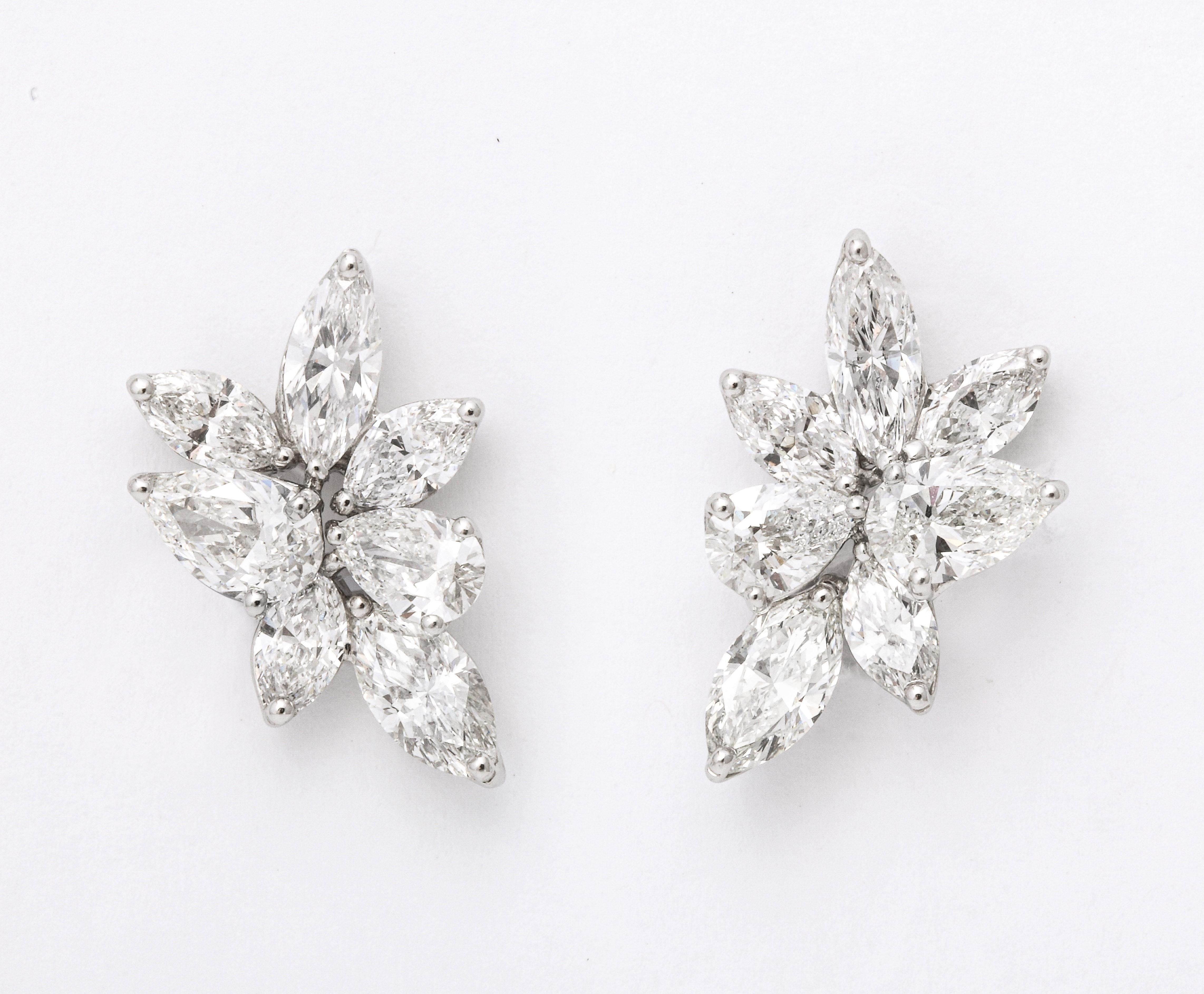 
Une élégante paire de boucles d'oreilles en forme de grappe de diamants. 

7.39 carats de diamants blancs poire et marquise shake sertis en platine. 

Un peu moins d'un pouce de long. 

Le même style de boucles d'oreilles que vous trouverez dans