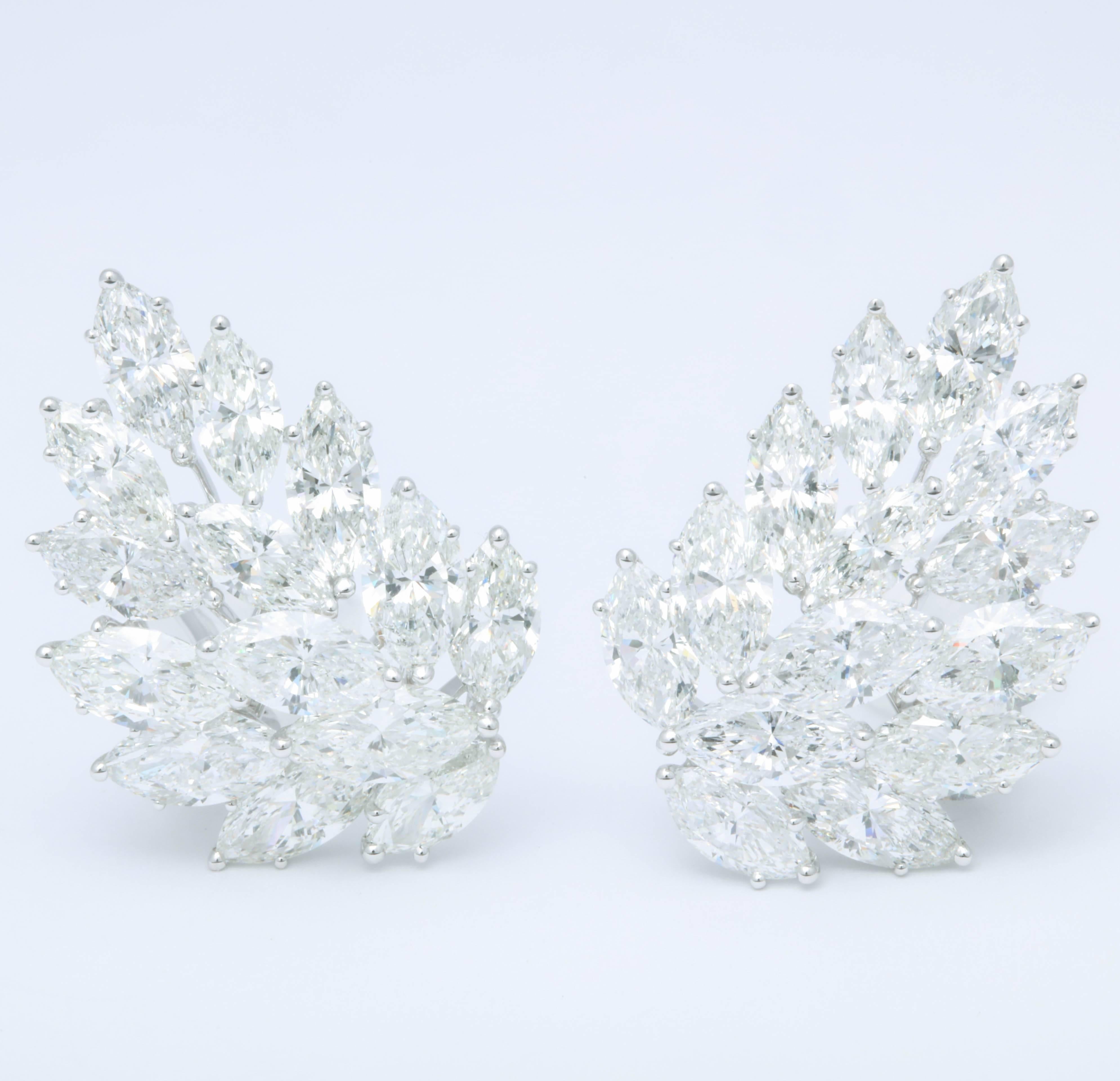 
Ein einzigartiges und modernes Design für Diamant-Cluster-Ohrringe.

13.21 Karat weiße Diamanten im Marquise-Schliff, gefasst in 18 Karat Weißgold.

Diese Ohrringe wurden so konzipiert, dass sie das Ohrläppchen bedecken und das Ohr
