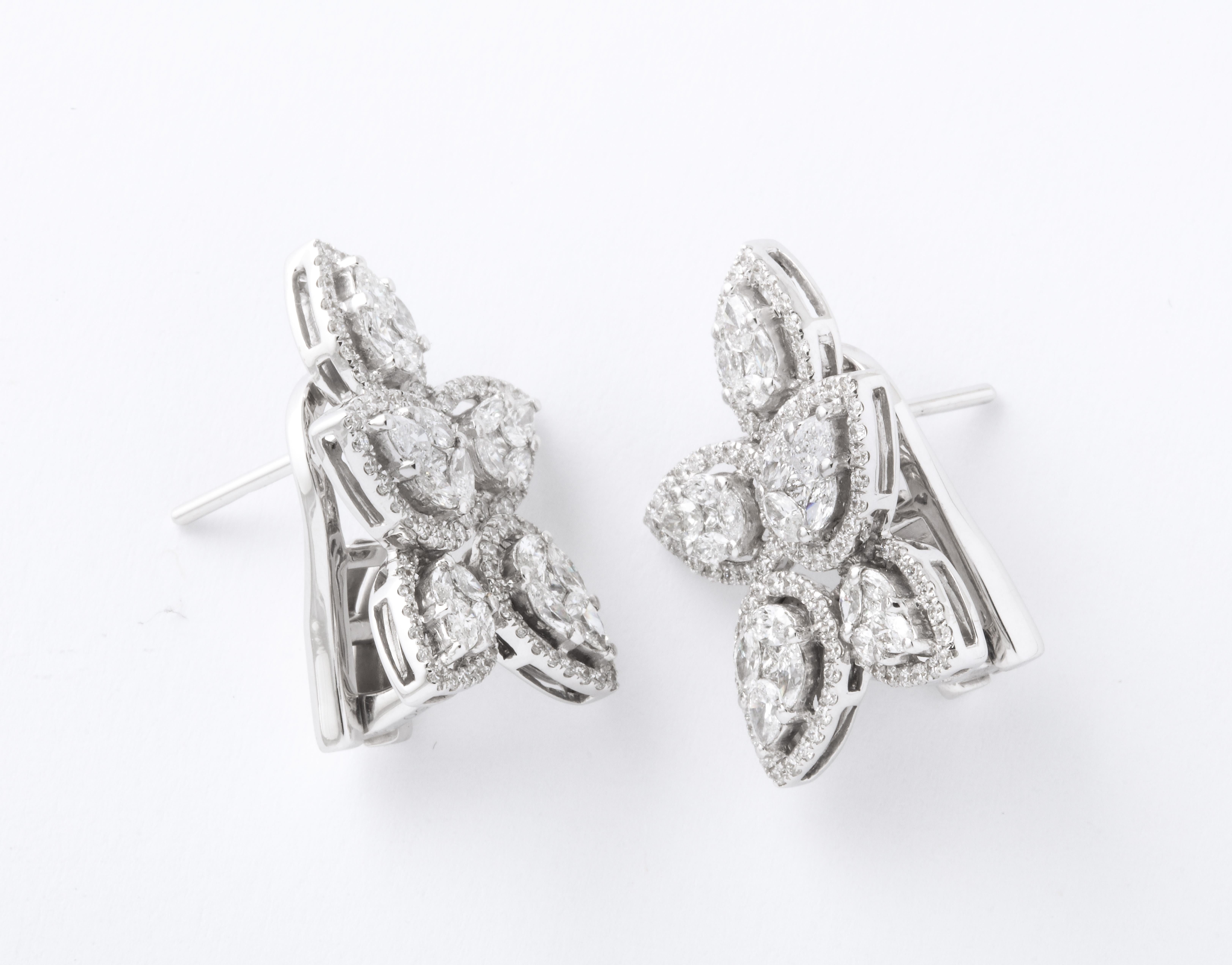 Ohrringe mit Diamant-Cluster im Zustand „Neu“ im Angebot in New York, NY