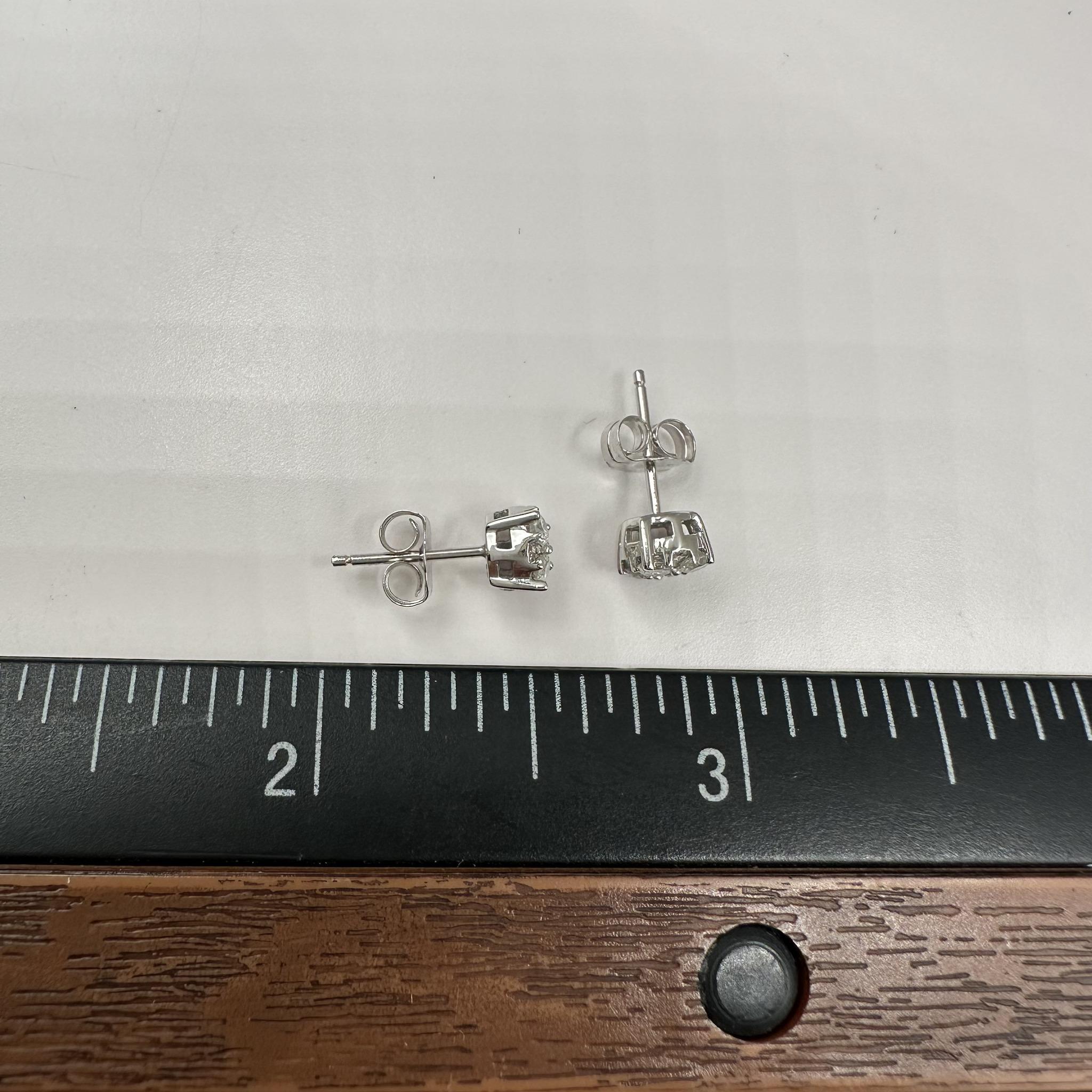 Boucles d'oreilles grappe de diamants en or blanc 10kt - 0.50ctw, nouvel état Unisexe en vente