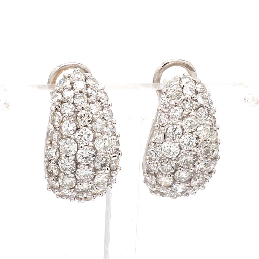 Orecchini a grappolo in oro 18k con diamanti a taglio rotondo

Questi eleganti orecchini a grappolo in oro 18 carati presentano un'abbagliante serie di diamanti di taglio rotondo, ognuno con una brillante tonalità bianca. Con un peso di 21,1 grammi,