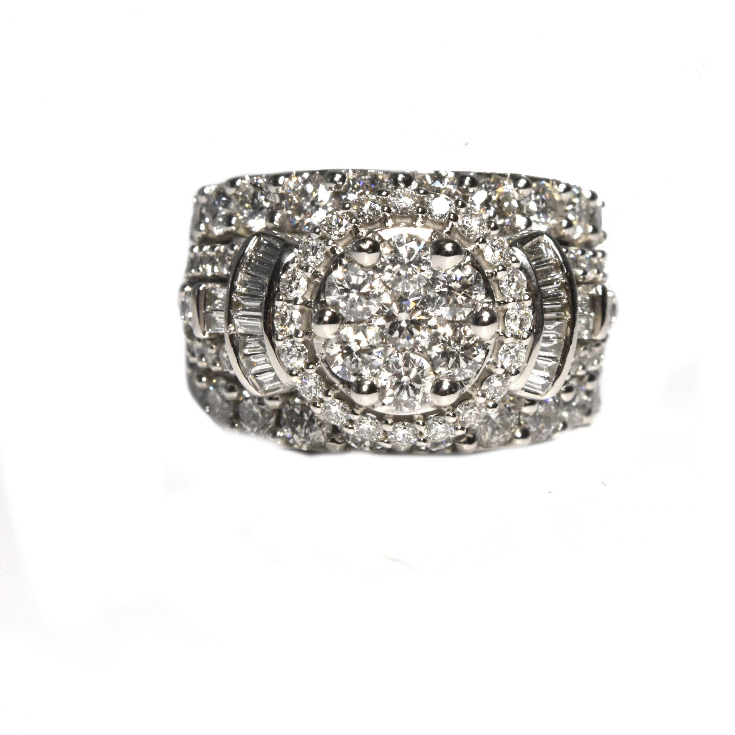 Taglio brillante Anello di fidanzamento con cluster di diamanti in oro bianco 14K, misura 8,5 in vendita