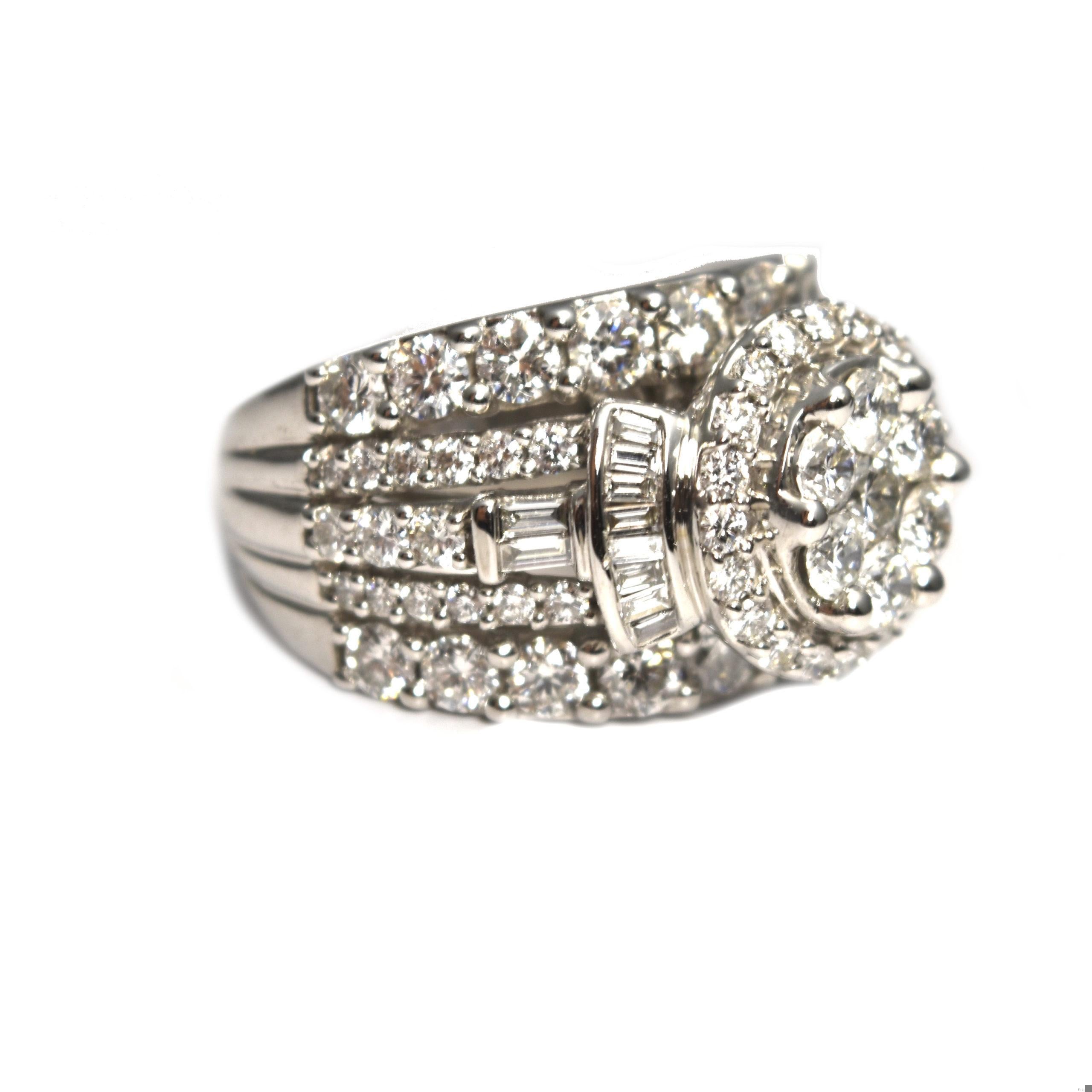 Anello di fidanzamento con cluster di diamanti in oro bianco 14K, misura 8,5 In condizioni buone in vendita a Miami, FL