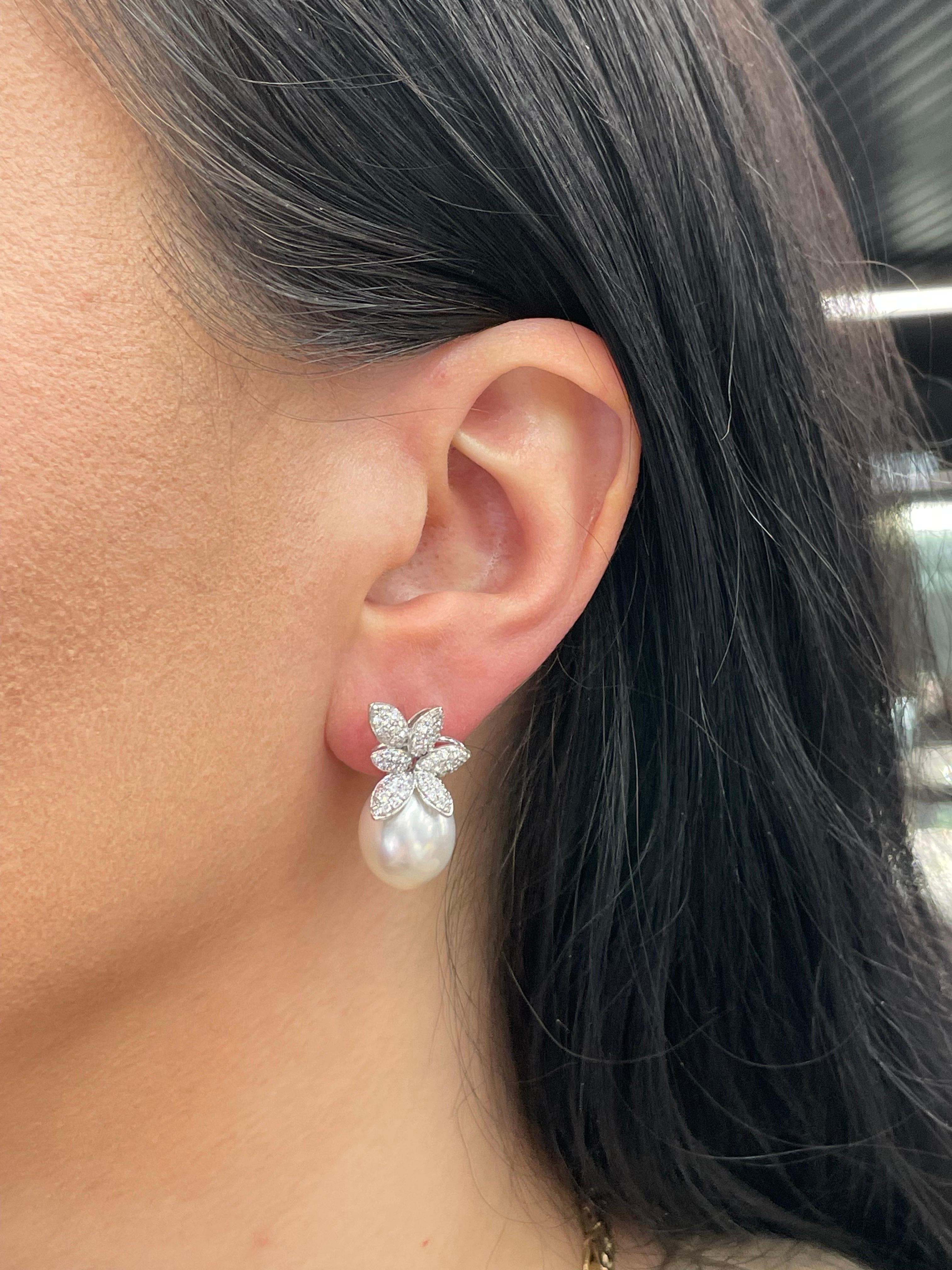 Diamant Cluster Floral Südsee Perle Tropfen Ohrringe 1,03 Karat 18 Karat im Zustand „Neu“ im Angebot in New York, NY