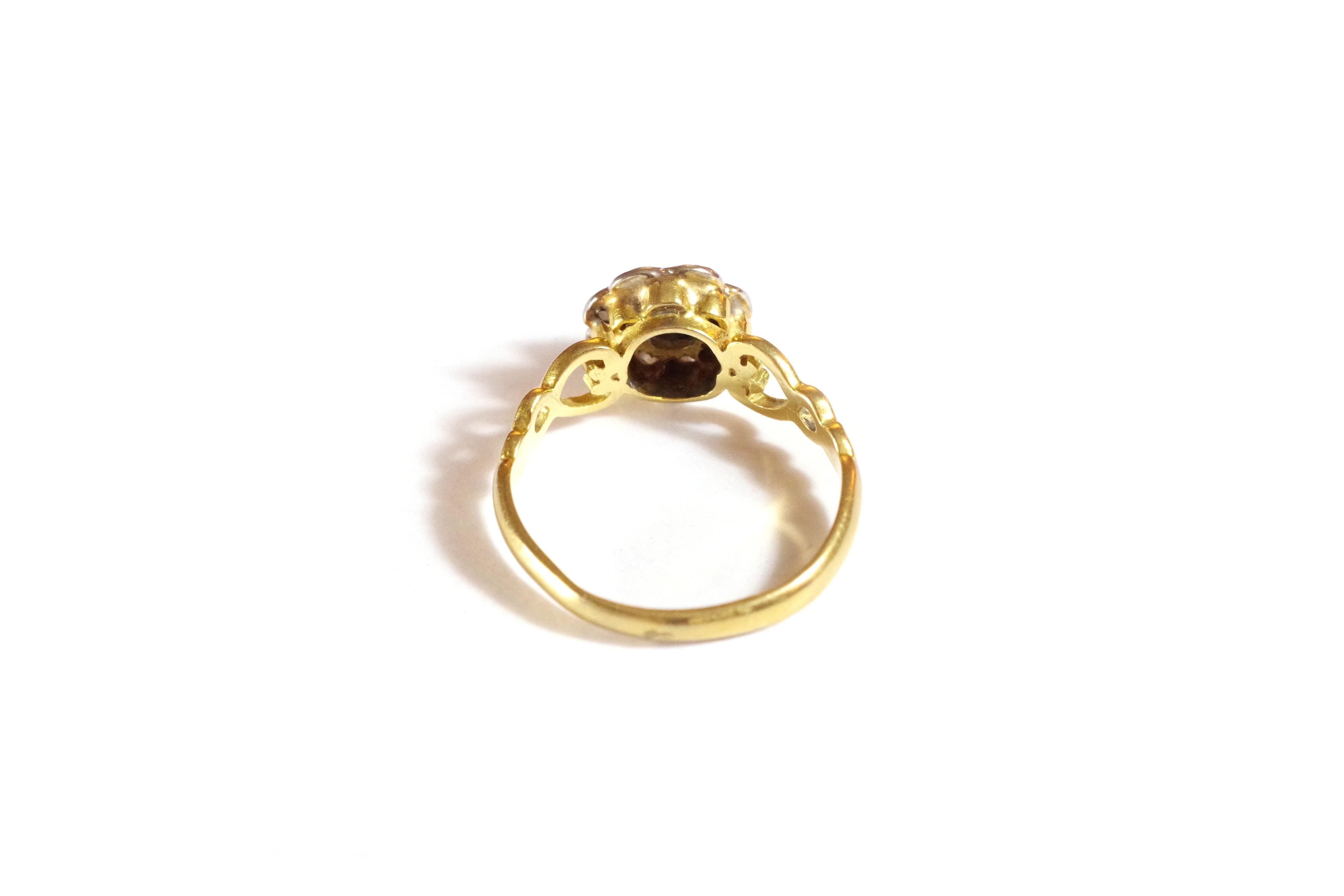 Diamond Cluster Flower Ring in Gold, Engagement Ring In Fair Condition For Sale In PARIS, FR