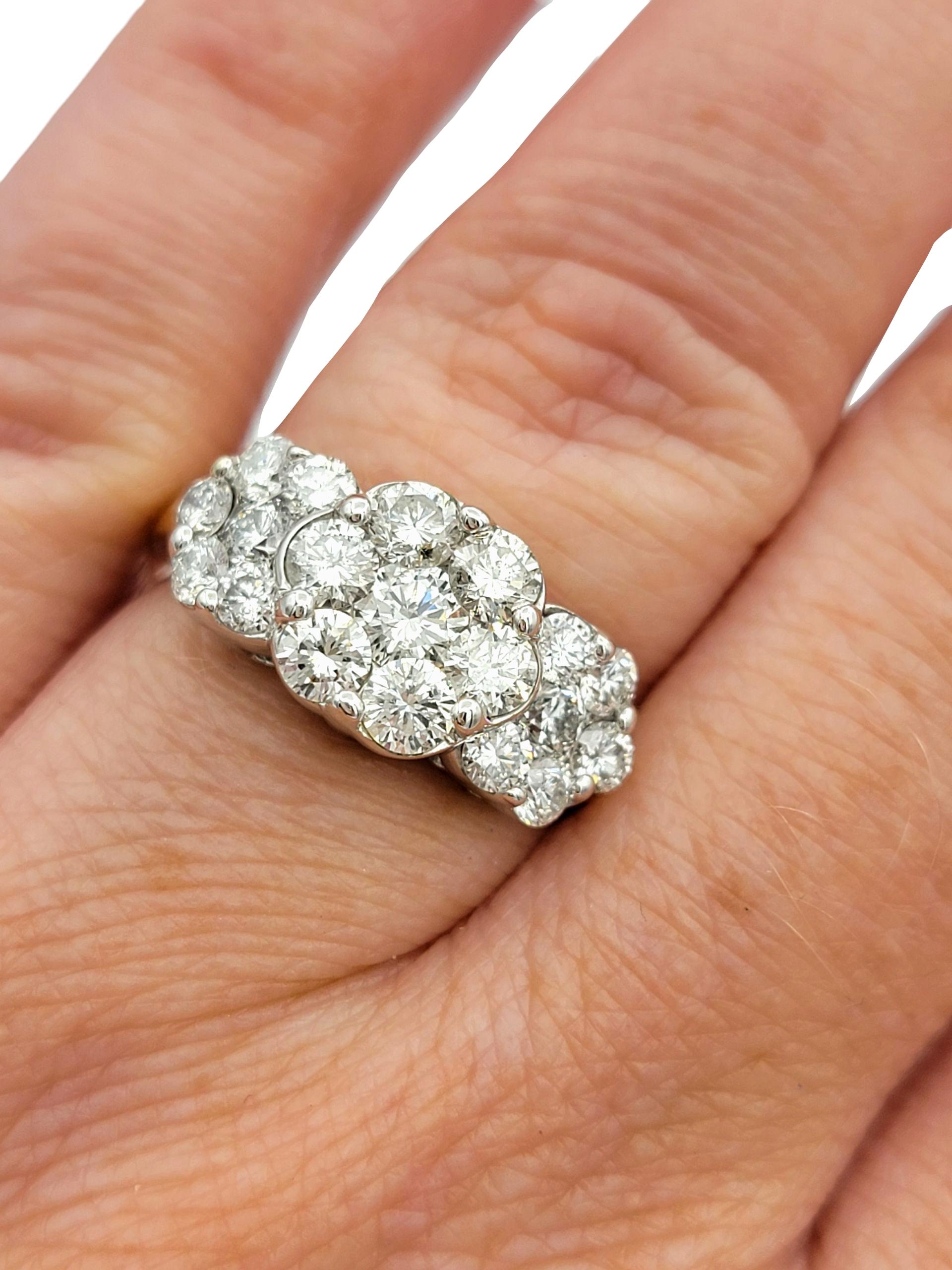 Anello a fascia Trio con fiori a grappolo di diamanti in oro bianco e giallo lucidato da 14 carati in vendita 6