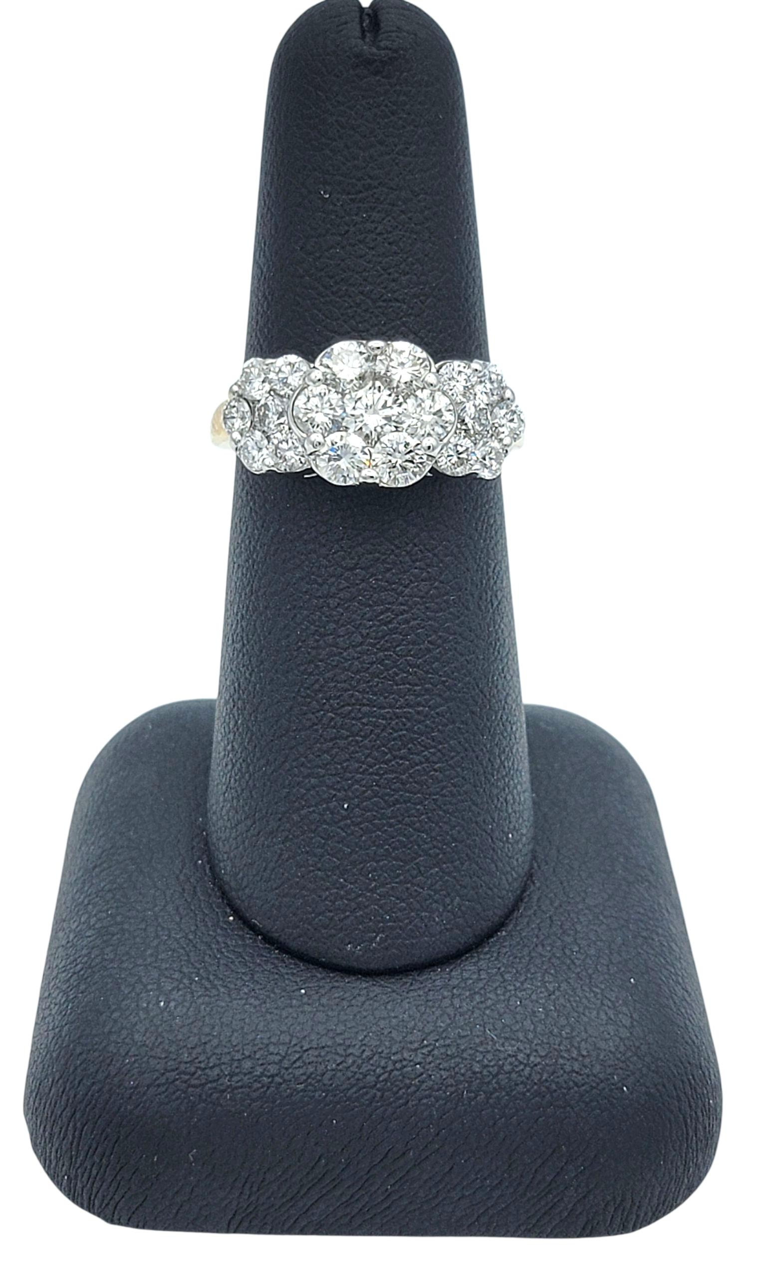 Anello a fascia Trio con fiori a grappolo di diamanti in oro bianco e giallo lucidato da 14 carati in vendita 7