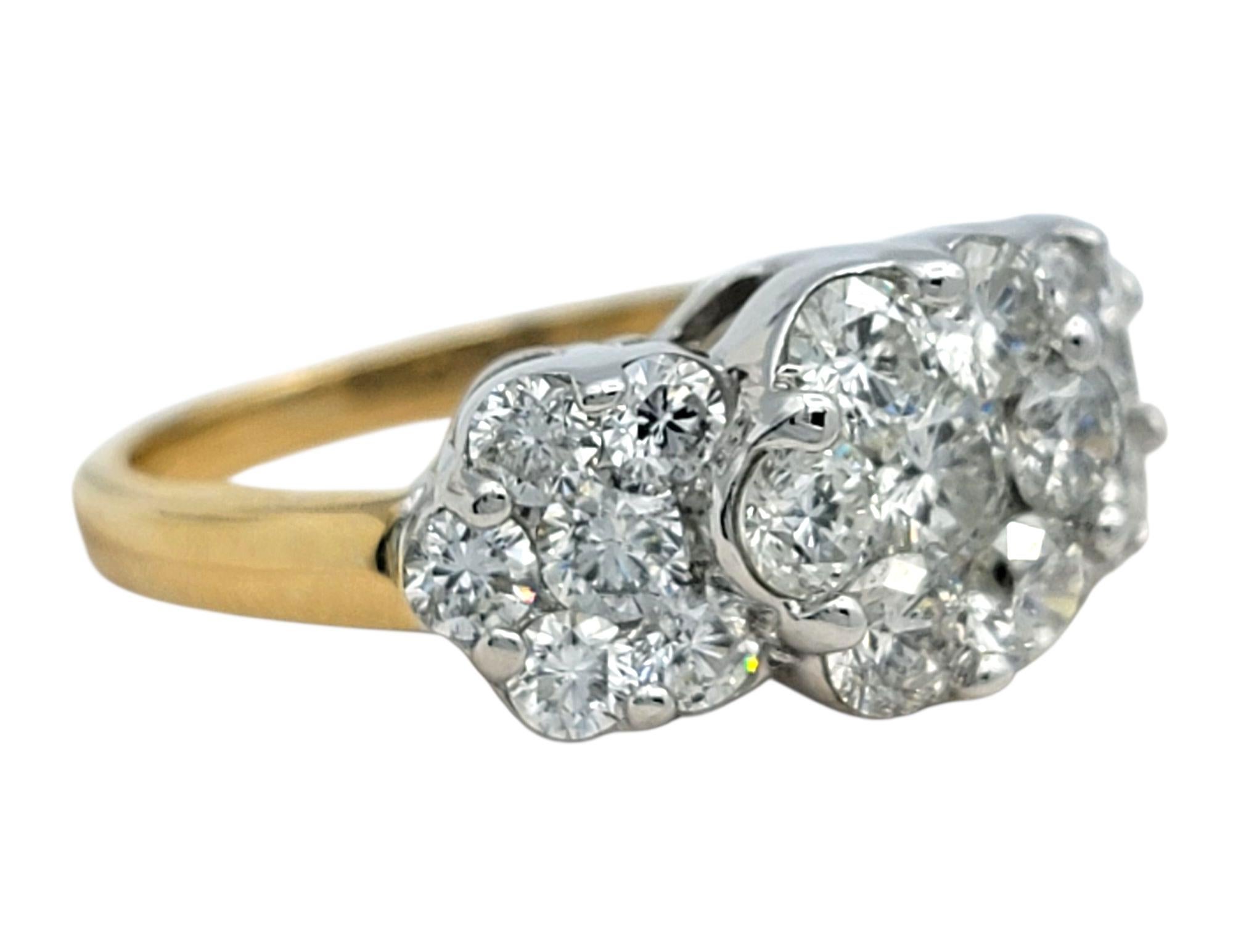 Misura dell'anello: 6,75

Questo sorprendente anello con diamante mette in mostra una serie di diamanti brillanti a taglio rotondo incastonati in un affascinante motivo floreale. I diamanti si estendono sulla parte superiore dell'anello con una