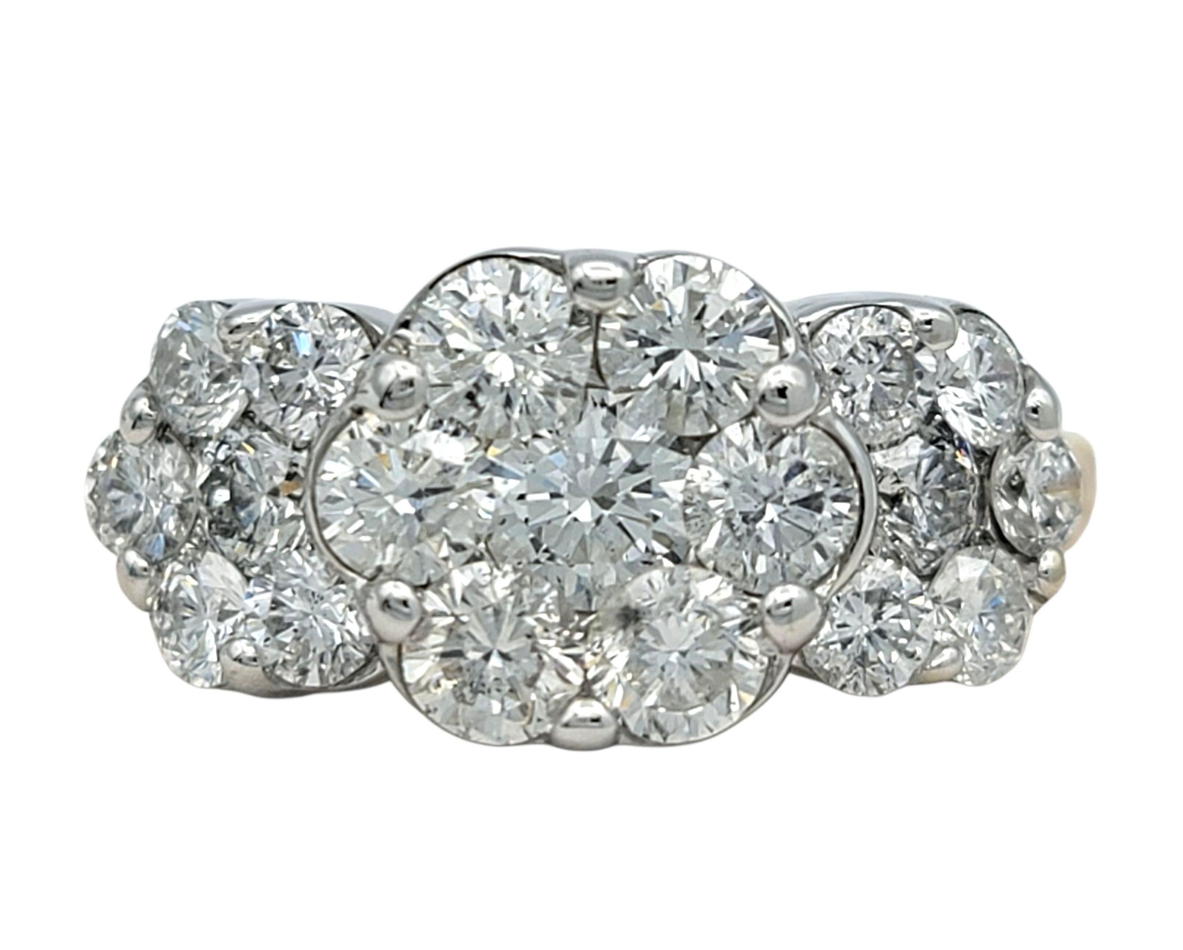 Anello a fascia Trio con fiori a grappolo di diamanti in oro bianco e giallo lucidato da 14 carati In condizioni buone in vendita a Scottsdale, AZ