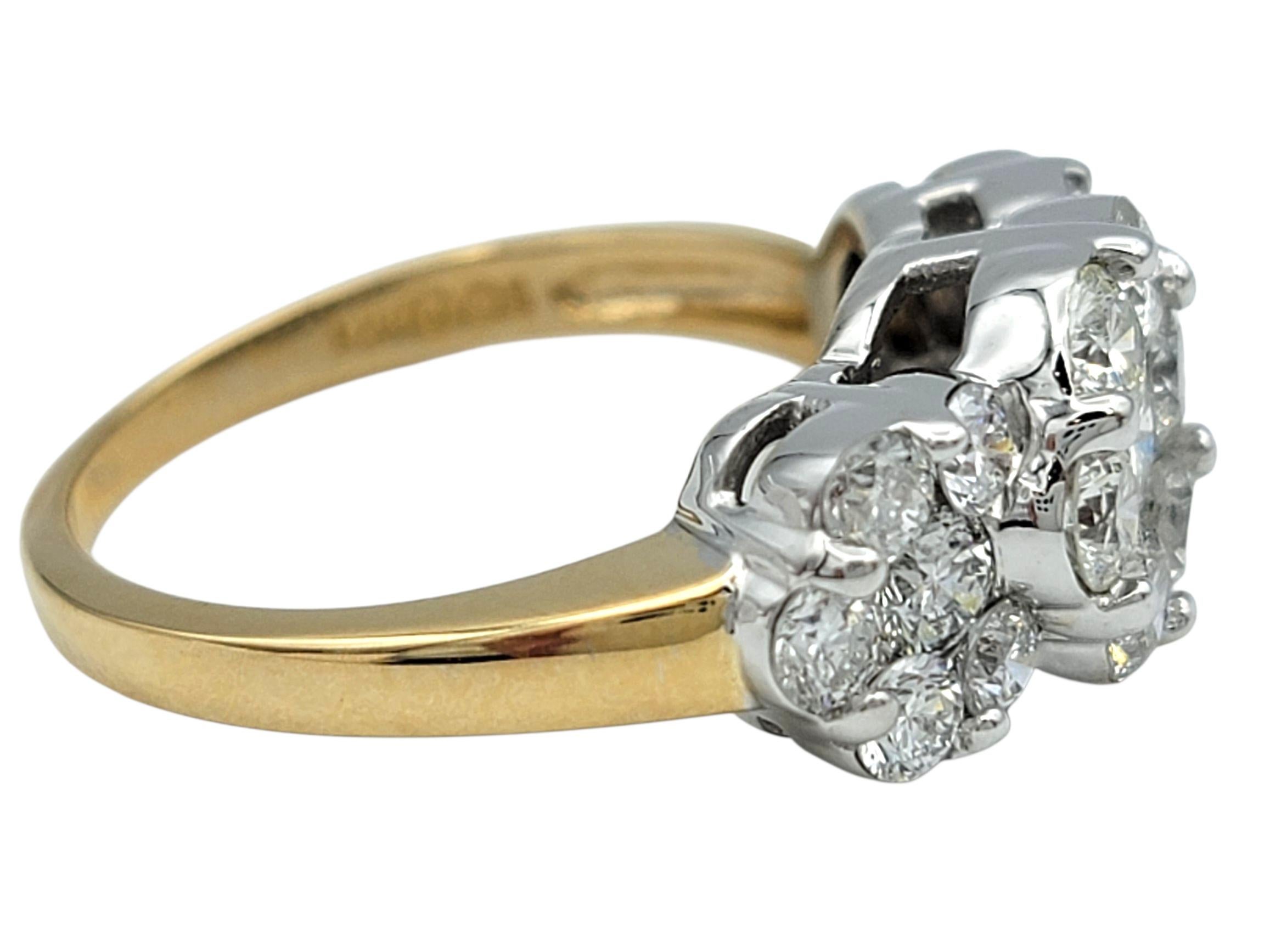 Anello a fascia Trio con fiori a grappolo di diamanti in oro bianco e giallo lucidato da 14 carati in vendita 1