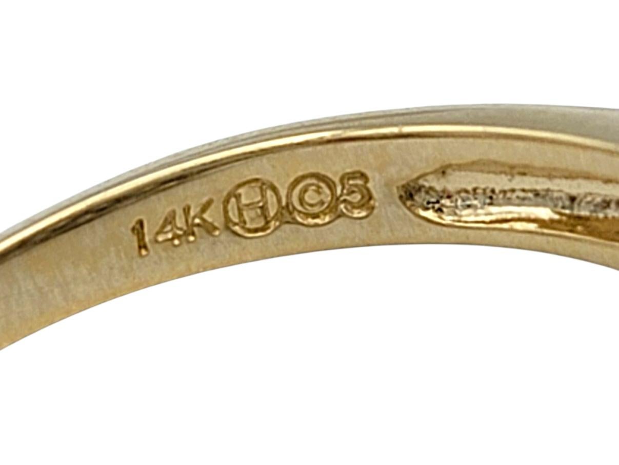 Anello a fascia Trio con fiori a grappolo di diamanti in oro bianco e giallo lucidato da 14 carati in vendita 3