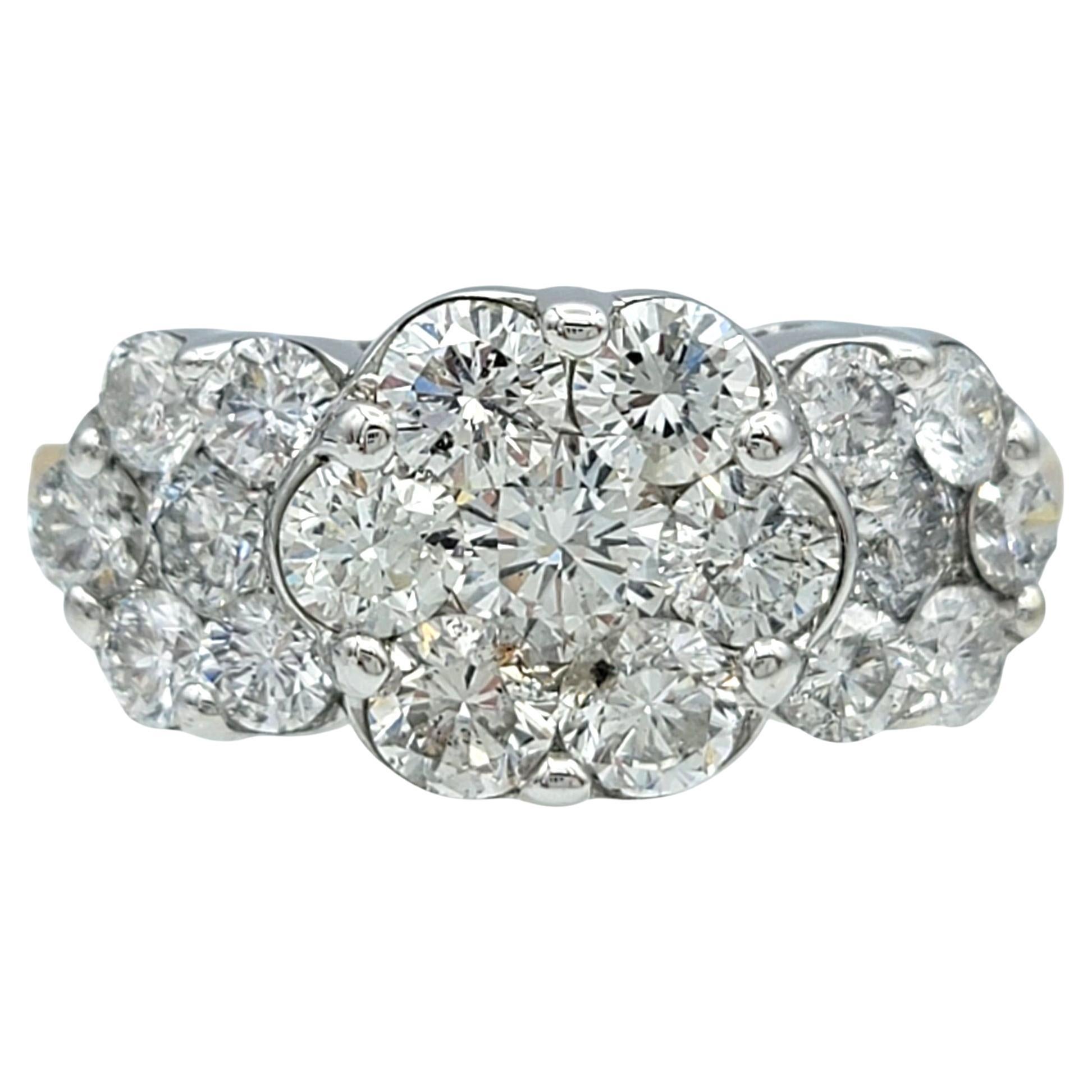 Anello a fascia Trio con fiori a grappolo di diamanti in oro bianco e giallo lucidato da 14 carati in vendita